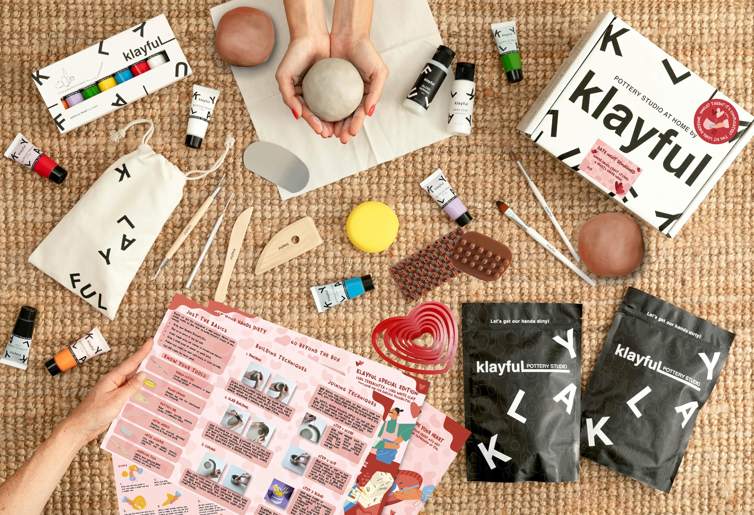 Klayful- Kit Argille Senza Cottura per Principianti – Kit Ceramica Fai da Te | Strumenti, Colori Pastello, Pennelli, Smalto, Guida (1,5 kg Argilla Bianca + 1,5 kg Argilla Terracotta – Colori Classici)