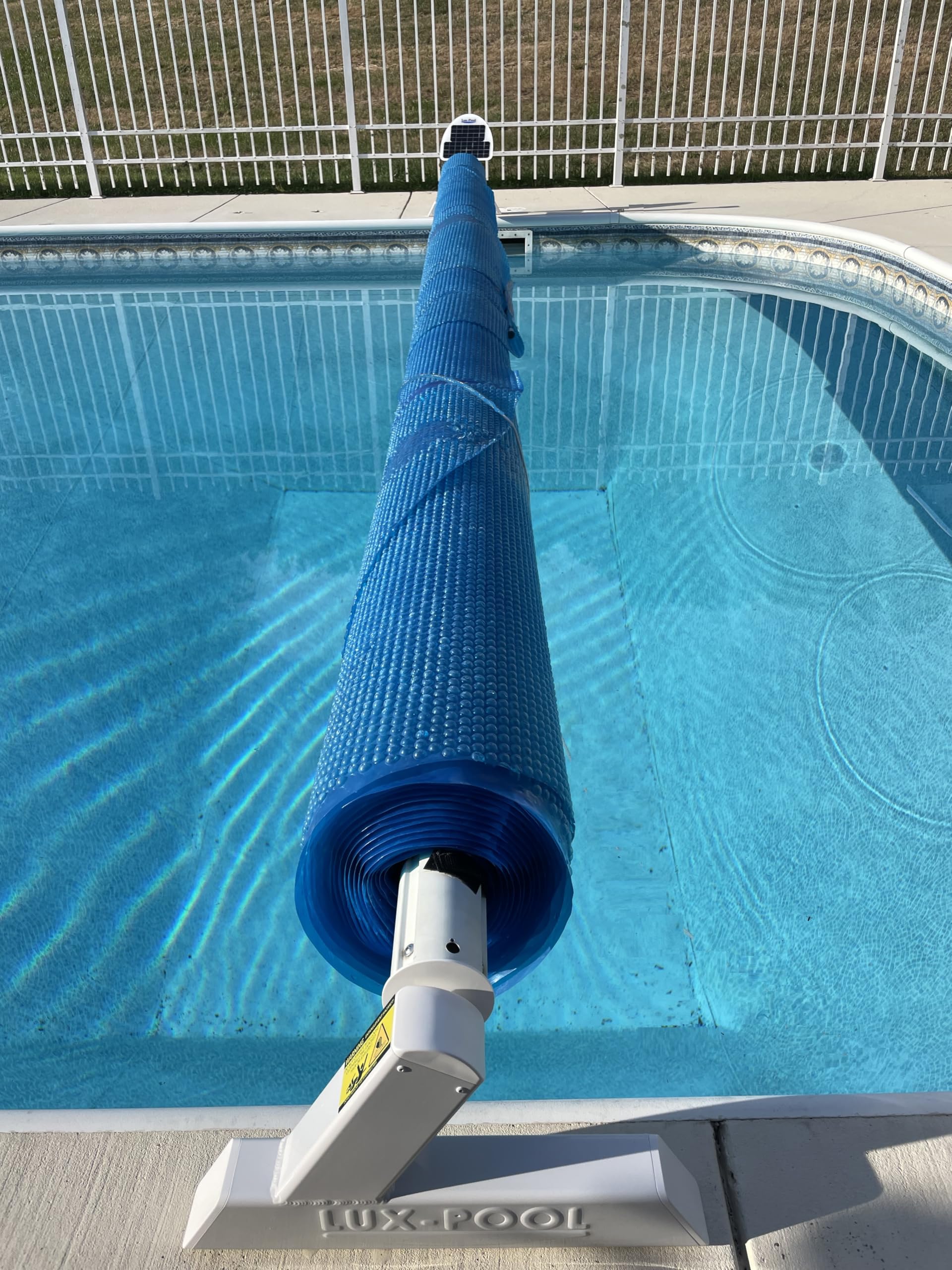 Enrouleur de couverture solaire motorisé à piles solaires (blanc) – Fonctionnement simple par clic – Convient pour les piscines rectangulaires jusqu'à 50,8 x 101,6 m