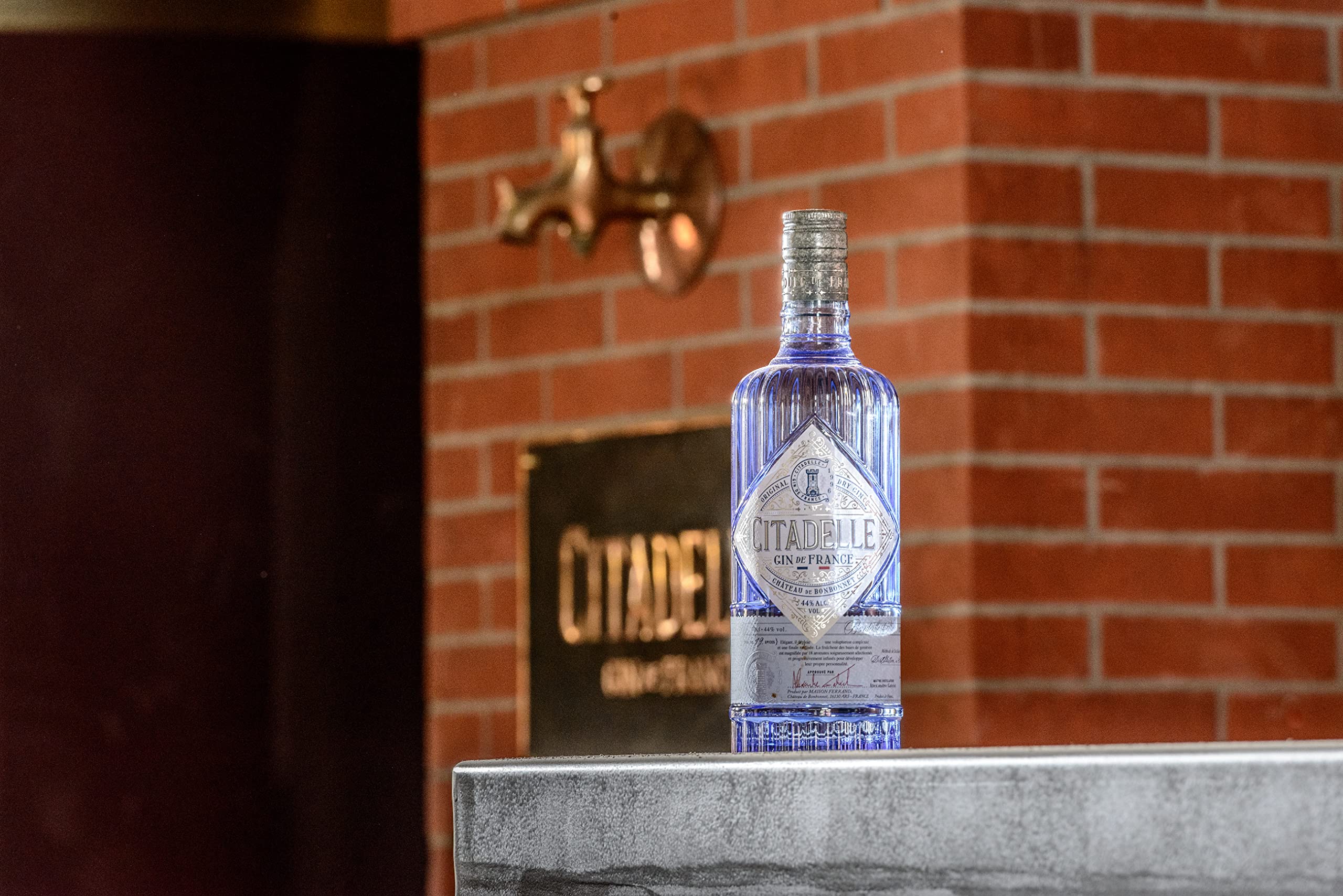 CITADELLE Gin - Distilled Gin - Origine : France - 44% Alcool - 70 cl | Origine : France / Poitou-Charentes - Notes Herbacées, Fleuries et d'Agrumes - Idéal en Cocktail Gin Tonic