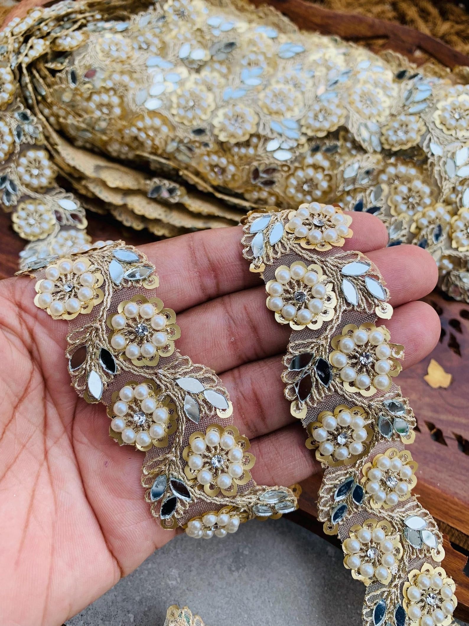 Pizzo decorativo a forma di fiore con perle, larghezza 3 cm, con paillettes dorate a specchio e perle, disponibile in opzioni da 0,9 m, 6 m