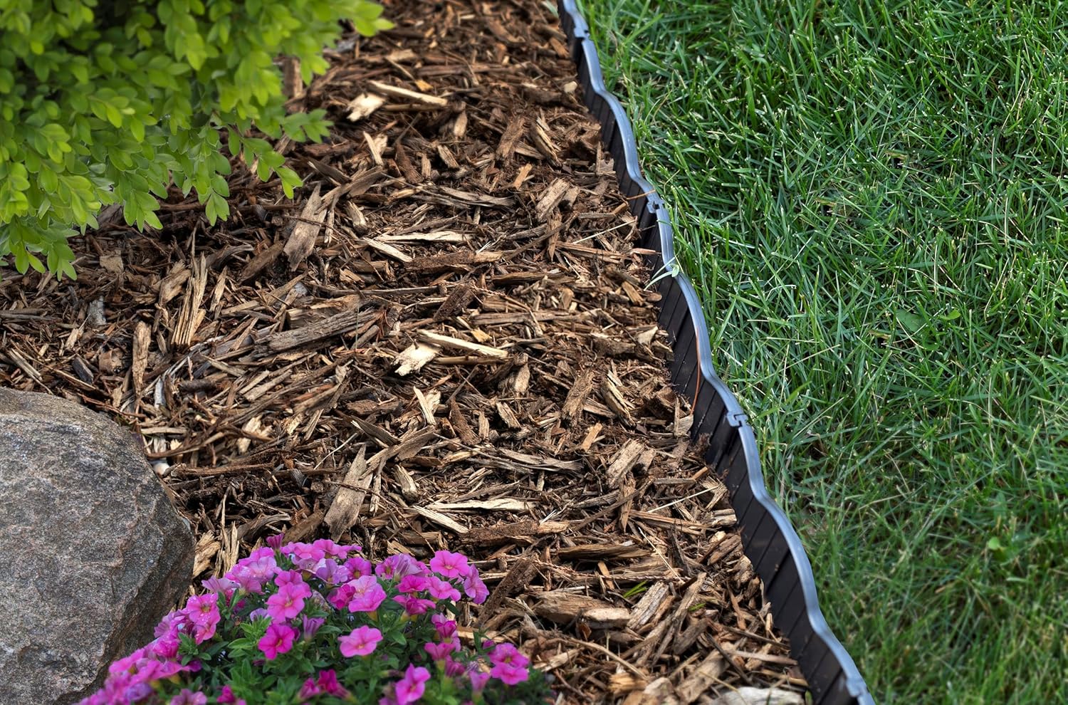 Master Mark Dig-Free Poundable Pound-In Landscape Edging, Garden Edging Border, Decorative Scallop Plastic Lawn Edging, 20 ft Coverage