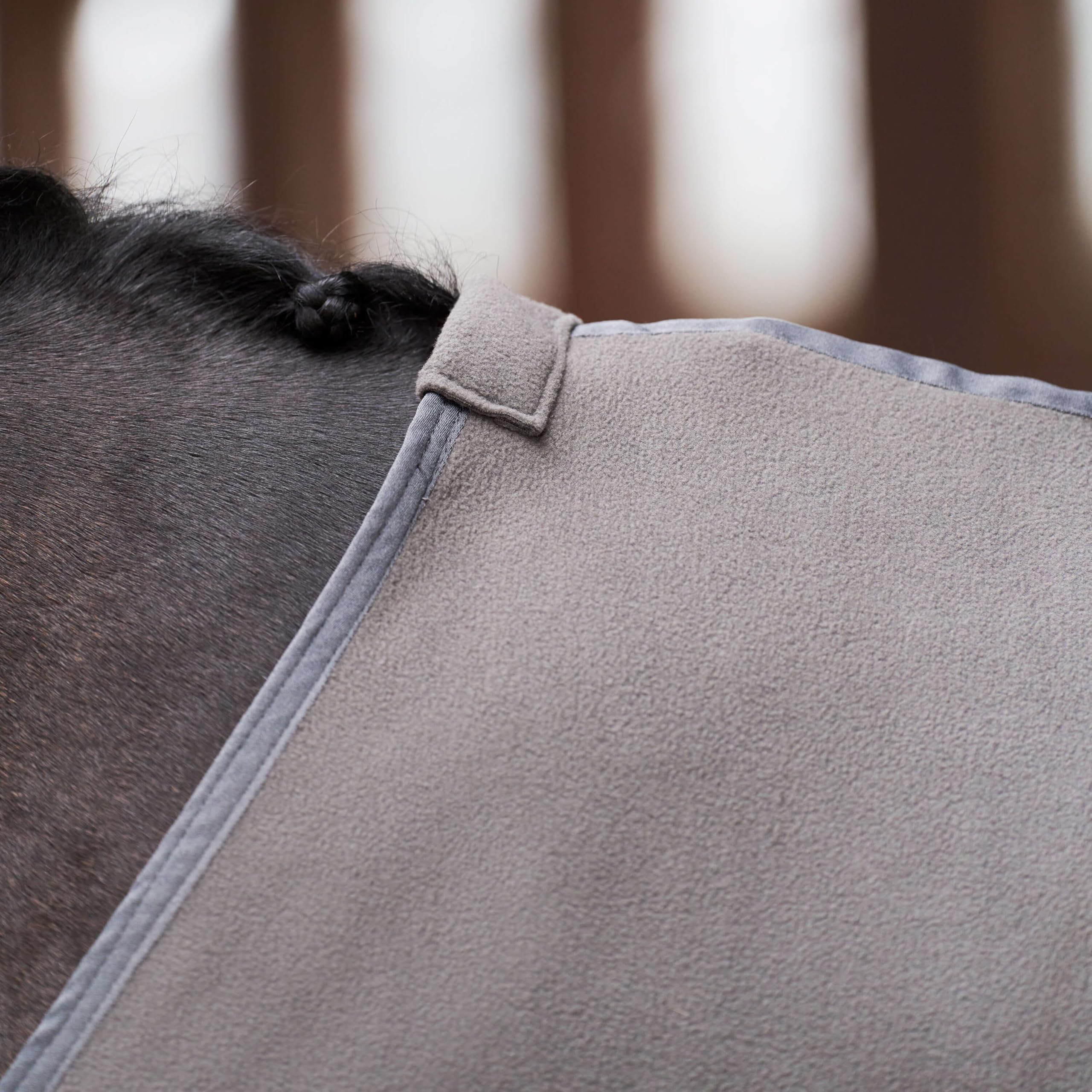 Imperial Riding IRH F&amental Fleece Blanket, Breathable & Lightweight, Cuddly Fleece Material, Cross Straps & Chest Closure, Comfortable Cooler Blanket for Horses, Grey, 125