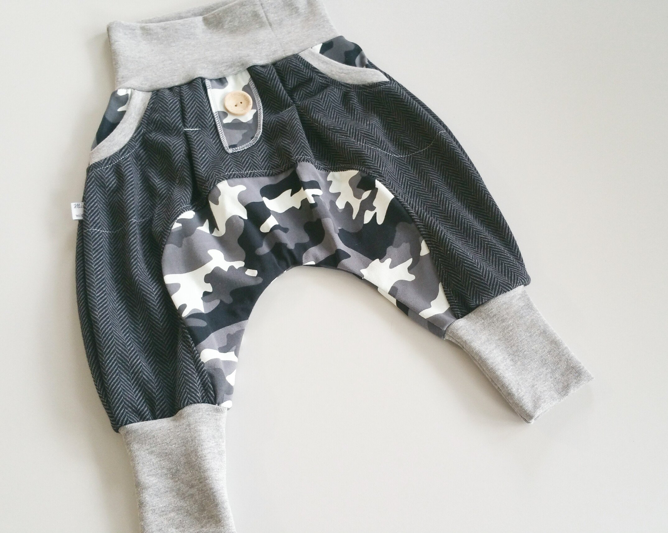Atelier MiaMia - Pumphose oder als Set Baby Kind von 50, 56, 62, 68, 74, 80, 86, 92, 98 Designer Babyhose Limitiert !! Mitwachshose Tarnfarbe grau/weiß