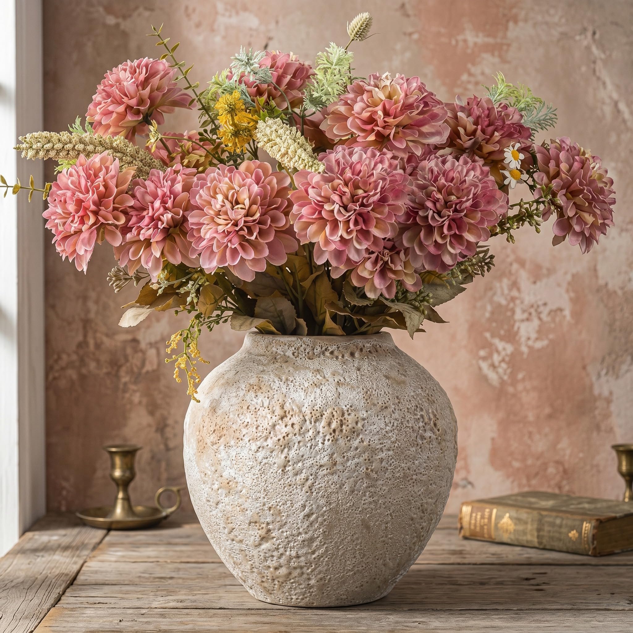 Vase en céramique blanc pour briser la monotonie d'un salon moderne