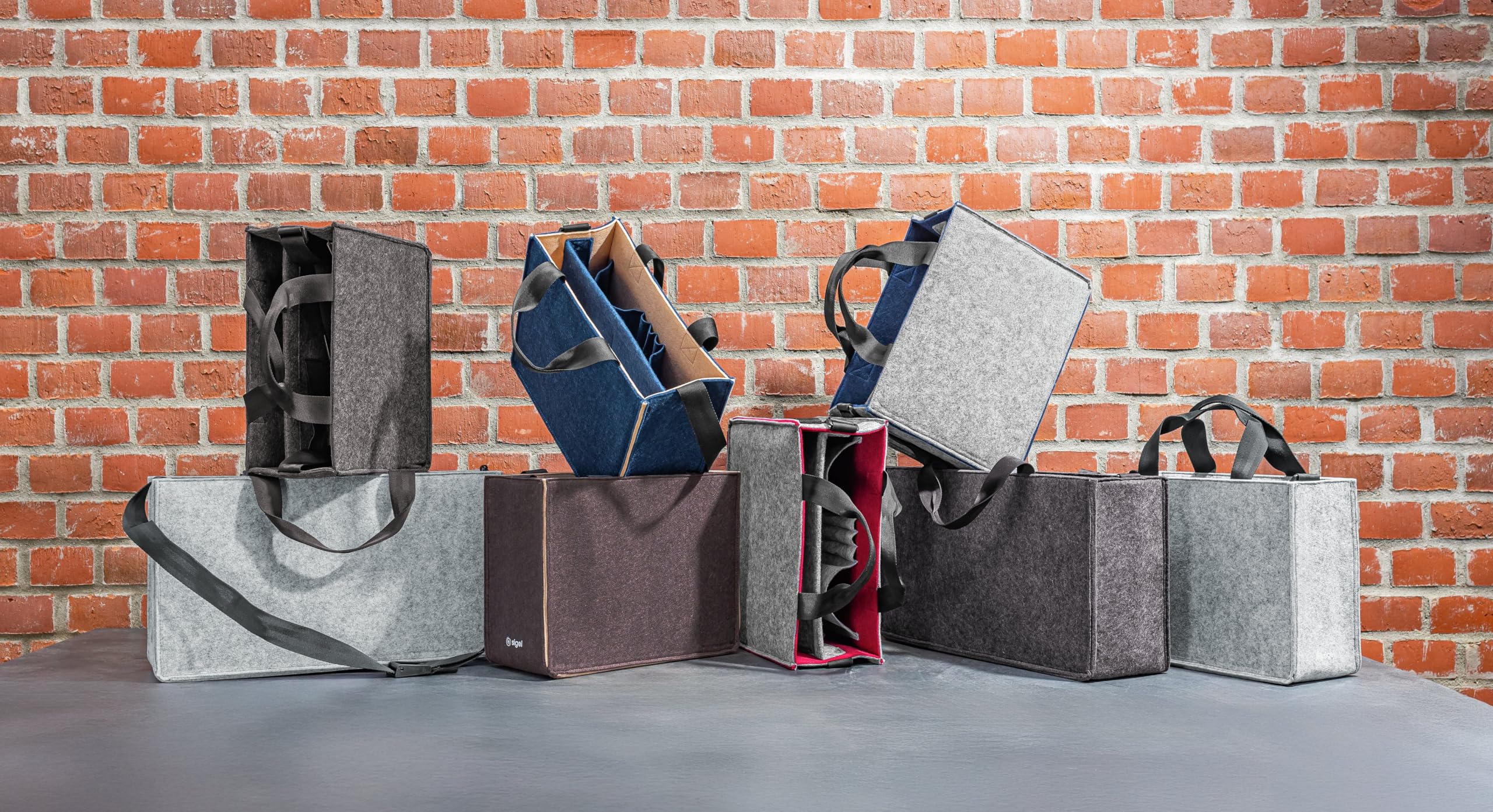 Sigel BA426 Desk Sharing Bag Classic, organizer do mobilnej pracy, absolutnie bezpieczne ustawienie: na laptopa i dokumenty, filc syntetyczny, szaro-czerwony, rozmiar M 36 x 15 x 28 cm