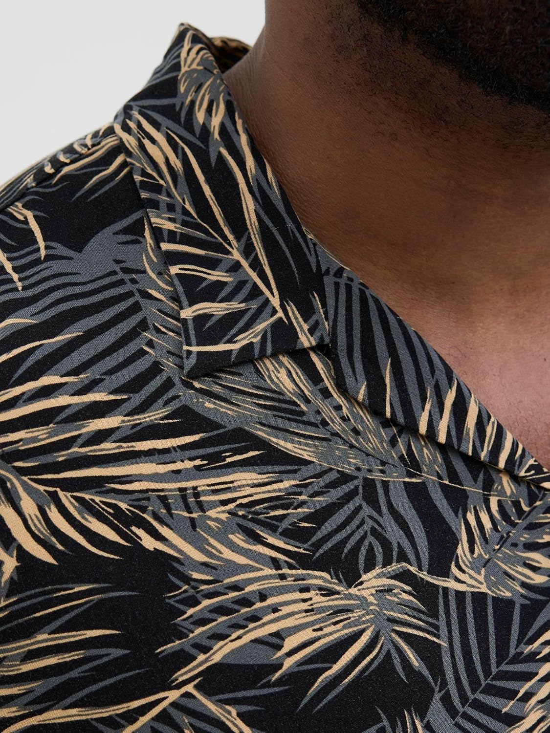 JACK & JONES Jjejeff Tropical AOP Resort Camicia Uomo Manica Corta - Tessuto Leggero Taglio Largo - Stile Estivo