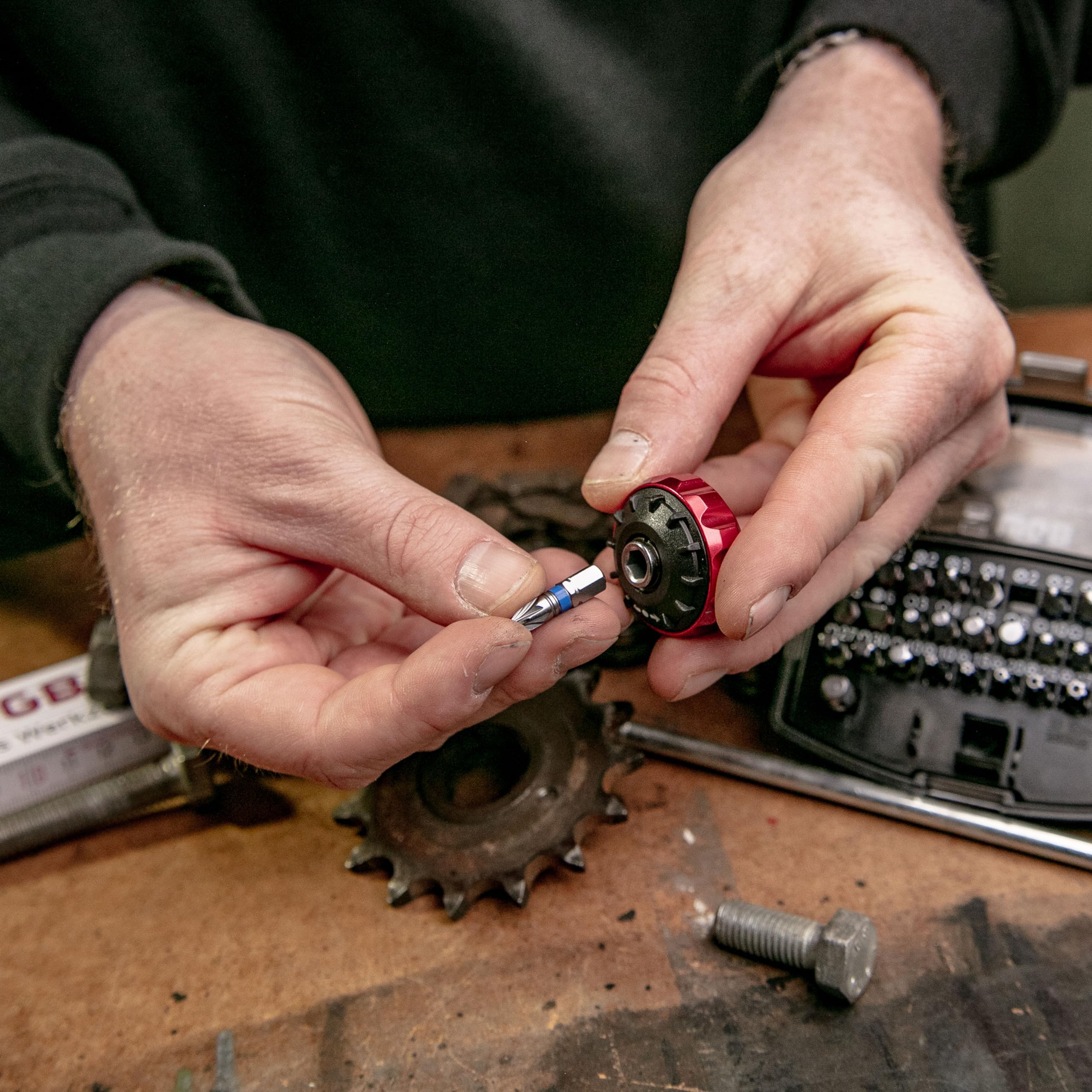 WGB Das Werkzeug Kleine Fingerratsche mit Bithalter | 1/4" Mini Schraubenzieher Werkzeug für beengte Stellen | Ratschen Schraubendreher Gadget für Männer & Frauen - 6