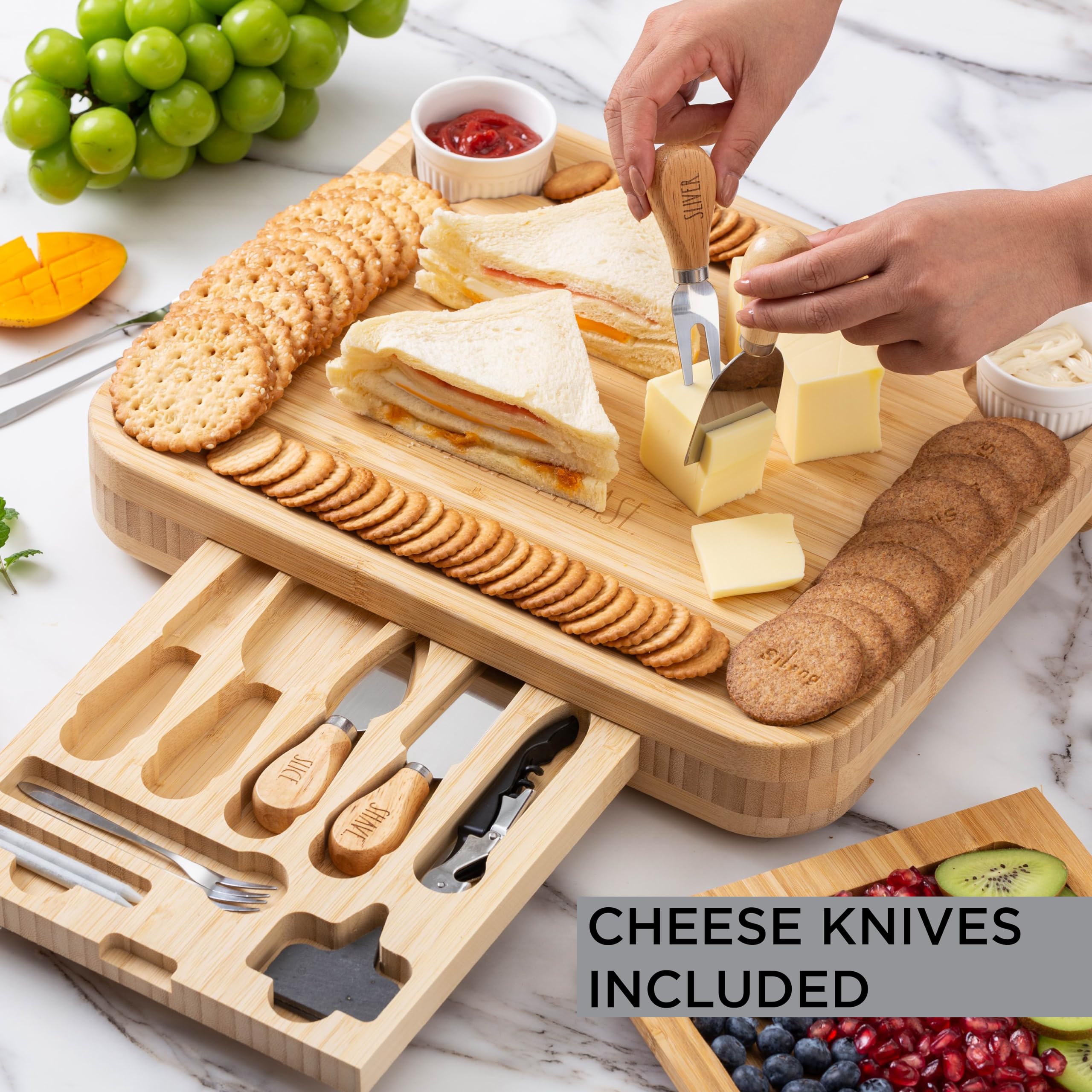 Rae Dunn Tabla de embutidos y accesorios, juego de tablas de charcutería grandes, juego de tablas de queso de bambú con tenedores y platos para servir, cuchillos de queso incluidos