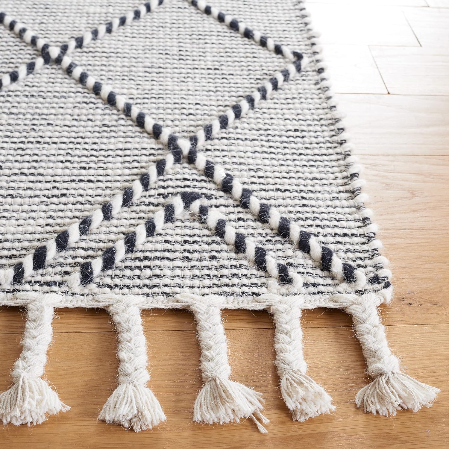SAFAVIEH Vermont Collection Accent Rug - 3' x 5', Ivory & Black, Handmade Moroccan Boho Trellis Braided Tassel Wool, Ideal for High Traffic Areas in Entryway, Living Room, Bedroom (VRM162Z)