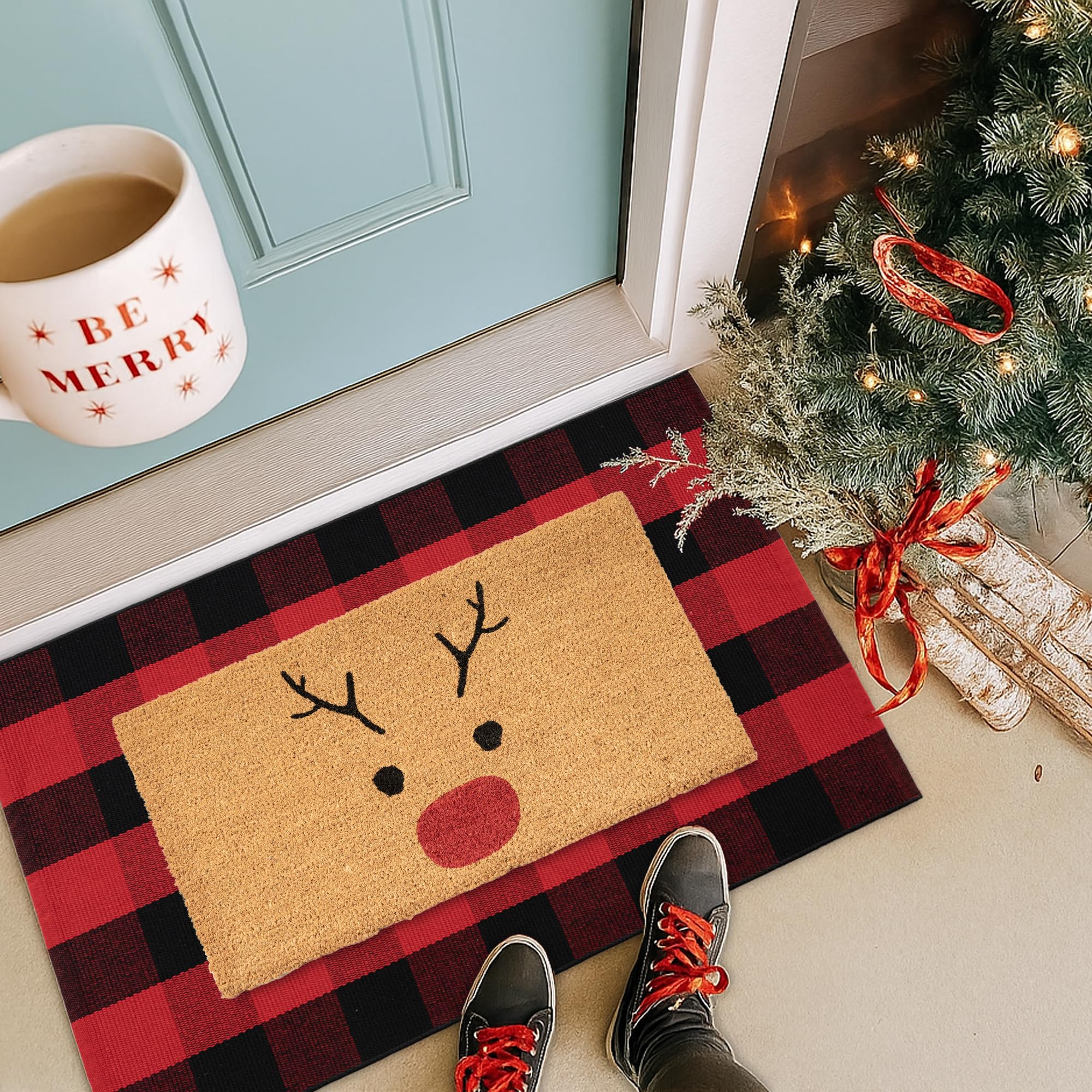 Juego combinado de felpudos de Navidad, tapete de bienvenida 100% fibra de coco + alfombra a cuadros rojos y negros de 3 x 5 pies, tapete de colección de ciervos de Navidad para decoración de entrada
