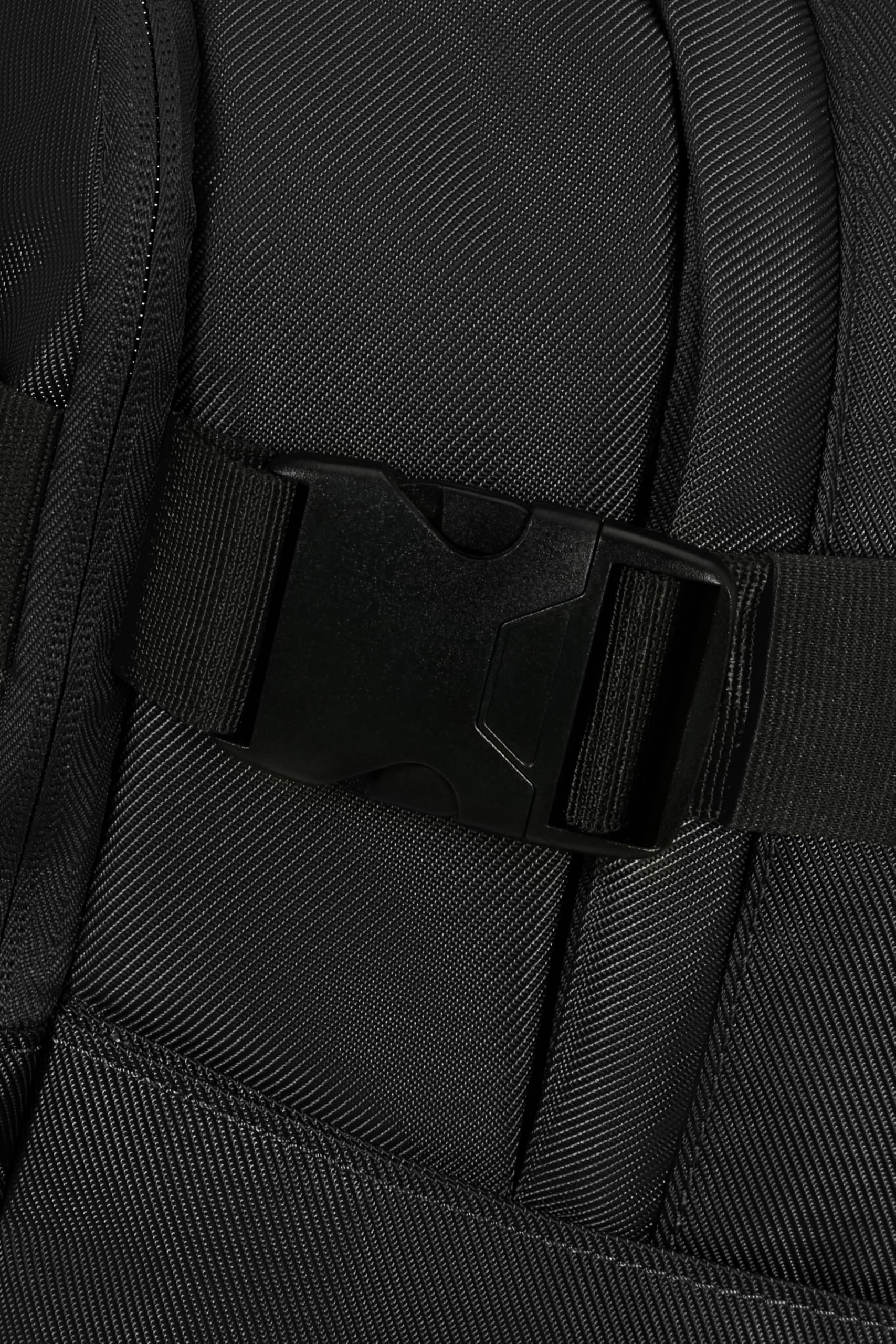 American Tourister Urban Track - Zaino porta PC 15.6" – 45 cm, 29 L - 3 scomparti grandi - Grande capacità - Ergonomico - Scomparto imbottito per laptop - Nero (Asphalt Black)