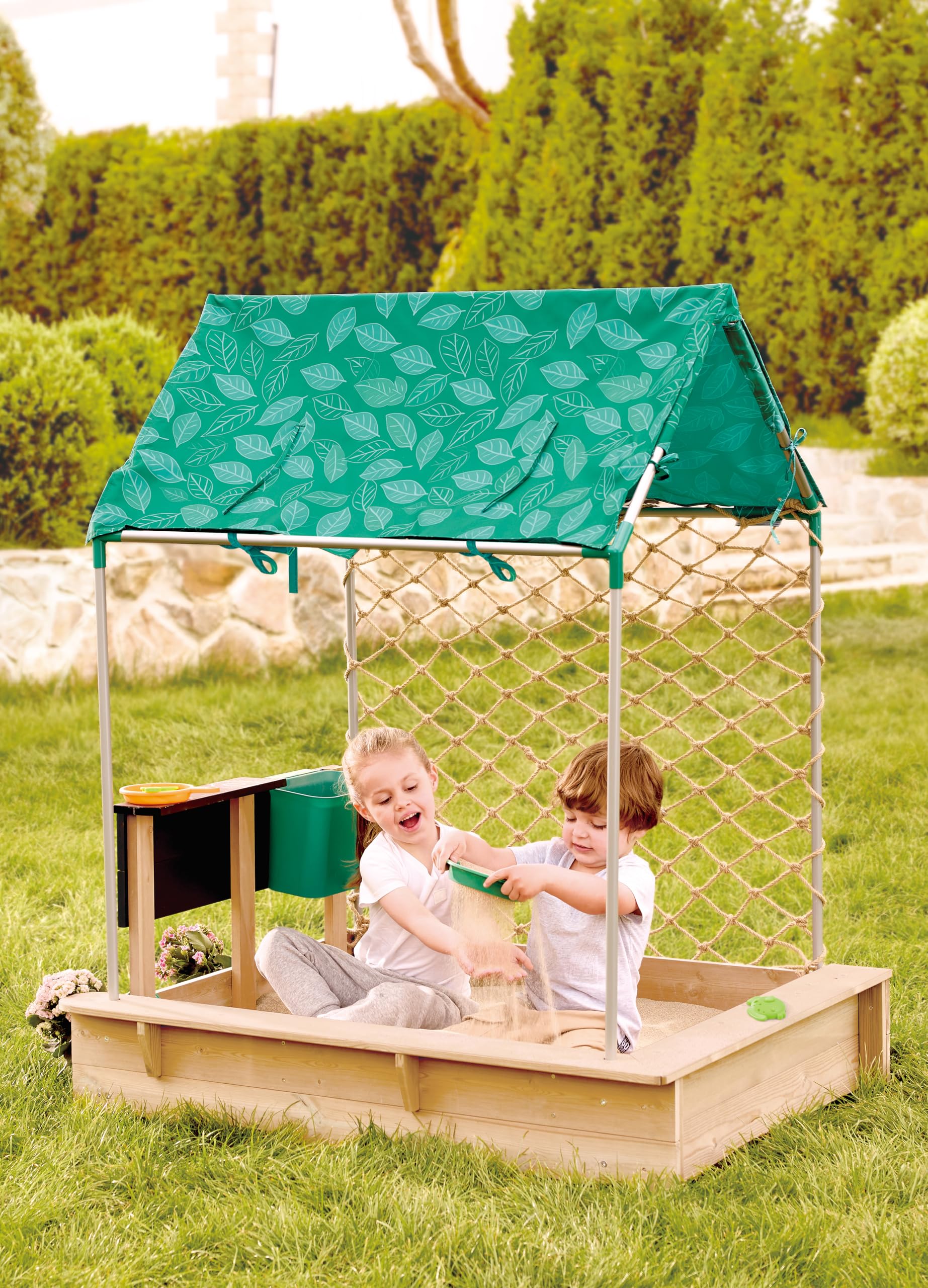 Hape Outdoor Sandkasten mit Dach, Netz & Spielzubehör – All-in-One Sandkasten-Set, Outdoor Spielzeug