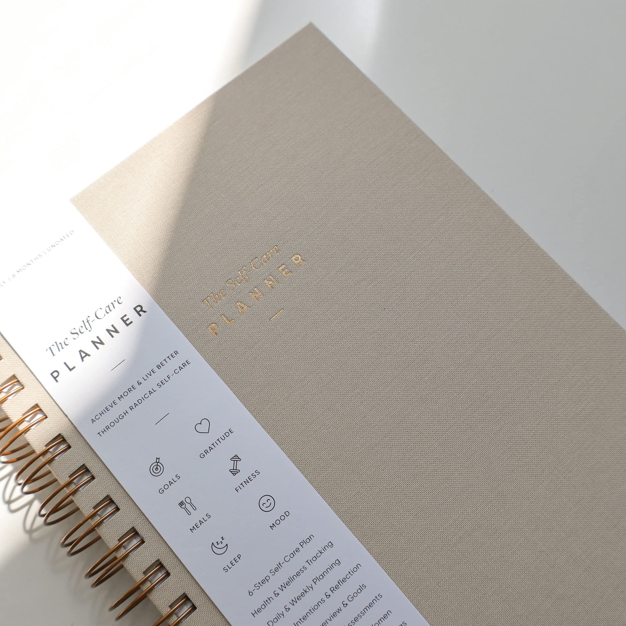 The Self-Care Planner di Simple Self - Best Life Planner per benessere, raggiungere obiettivi, salute, felicità, produttività, gratitudine, pasti, fitness, 12 mesi (grigio sabbia, settimanale)