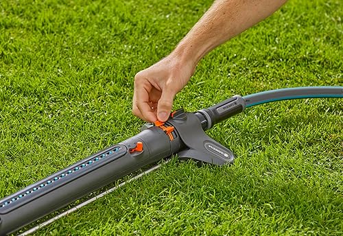 Miniatura 7 de GARDENA 20570  Hasta 3800 pies cuadrados - Aspersor oscilante ajustable AquaZoom para patio, para regar césped y jardín de gran área. El aspersor