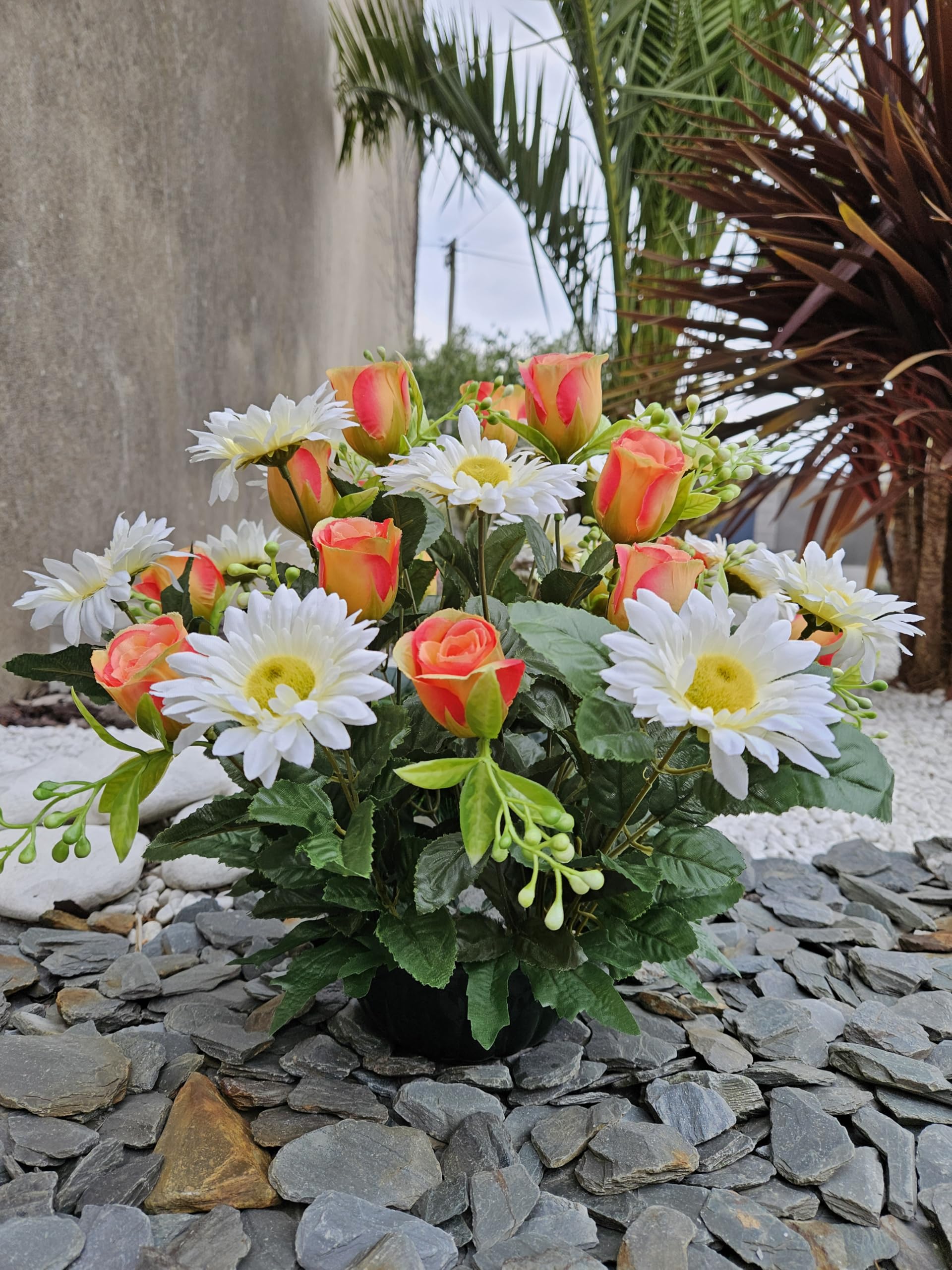 Composition De Fleurs Artificielles Lesté Ciment pour Une Parfaite Tenue à L' Extérieur. Réalisé par Nos Soins, Les Fleurs sont Aussi de Très Bonne Qualité.