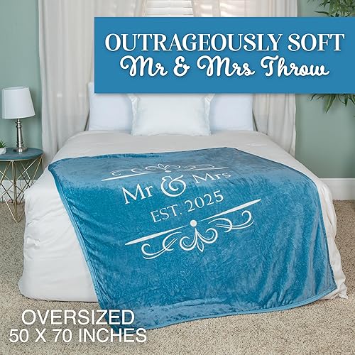 Miniatura 2 de Soft Sentiments Outrageously Soft Manta reversible de terciopelo ultra afelpado, 50 x 60 pulgadas, Mr & Mrs 2025