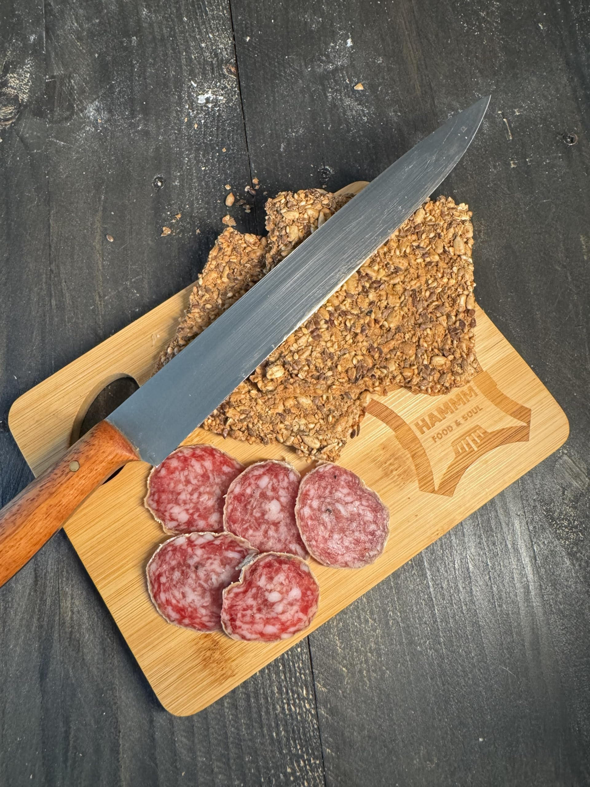 Salame al Tartufo Italiano – Salume Artigianale Umbro di Suino Nero Brado, Stagionato Lentamente, Senza Conservanti – Specialità Made in Italy per Taglieri, Aperitivi e Regali Gastronomici – 400 g