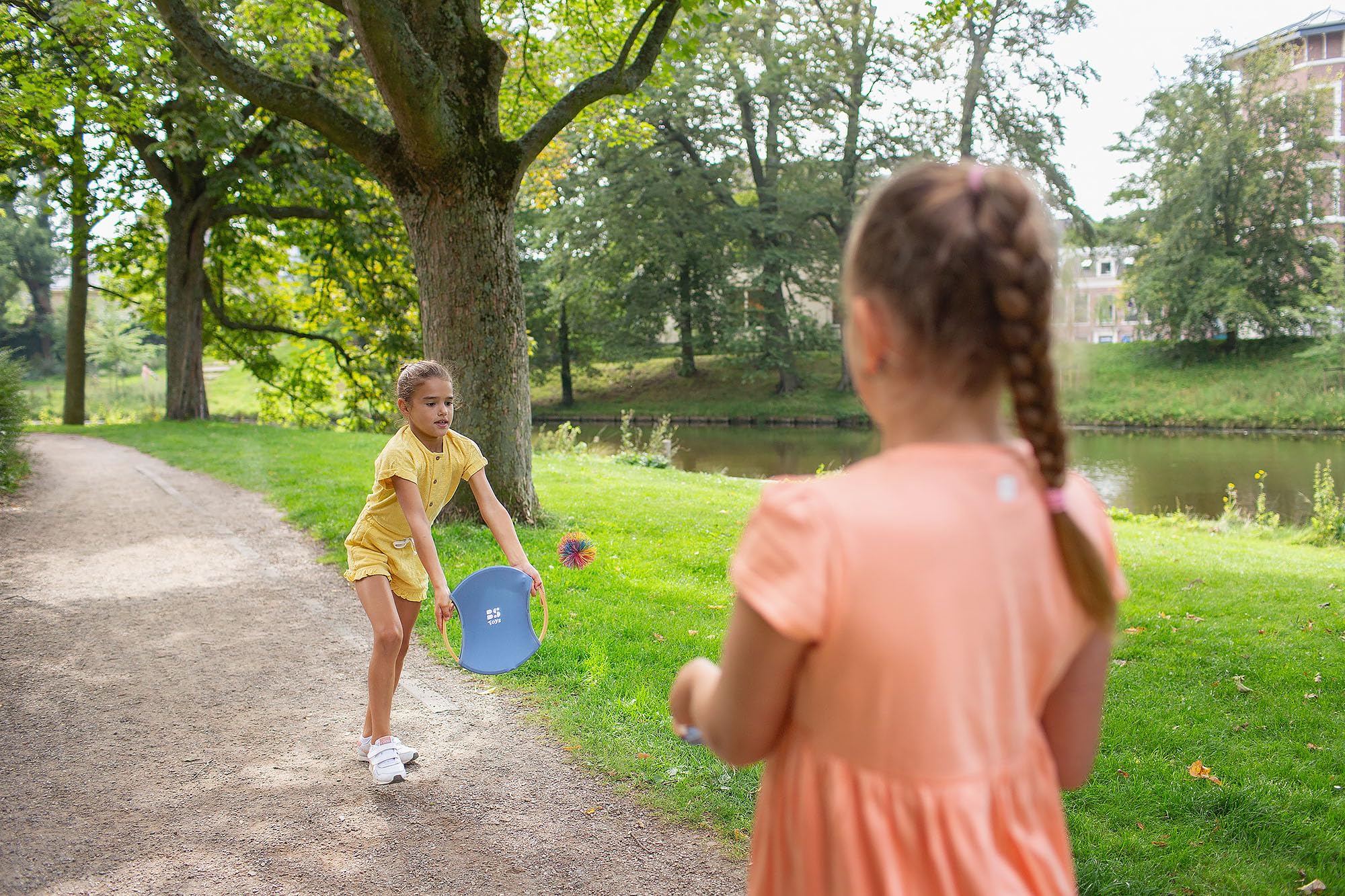 BS Toys Bouncer-Schläger aus Bambus – 2 Schläger Ø 29 cm + Flauschiger Ball Ø 9,5 cm – Nachhaltiges Wurf- und Fangspiel ab 6 Jahren – Outdoor Spielzeug für Garten & Strand