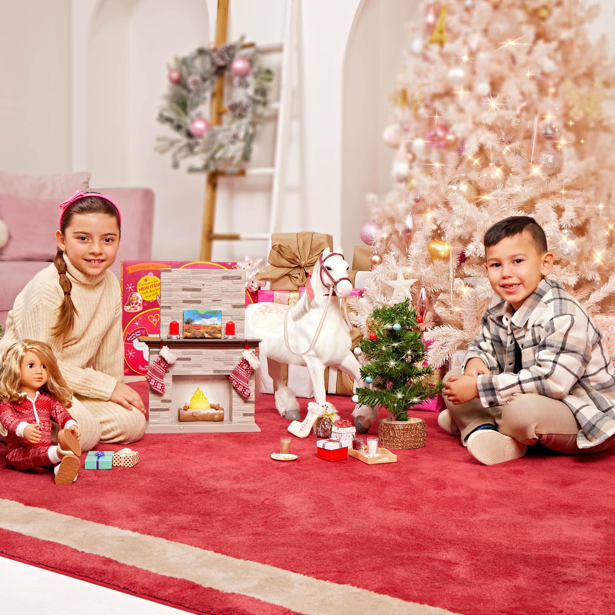 Our Generation – akcesoria dla lalki 46 cm – meble do domku dla lalek – kominek i choinka – zestaw świątecznych dekoracji – zabawa w odgrywanie ról 3+ lata – świąteczna zabawa