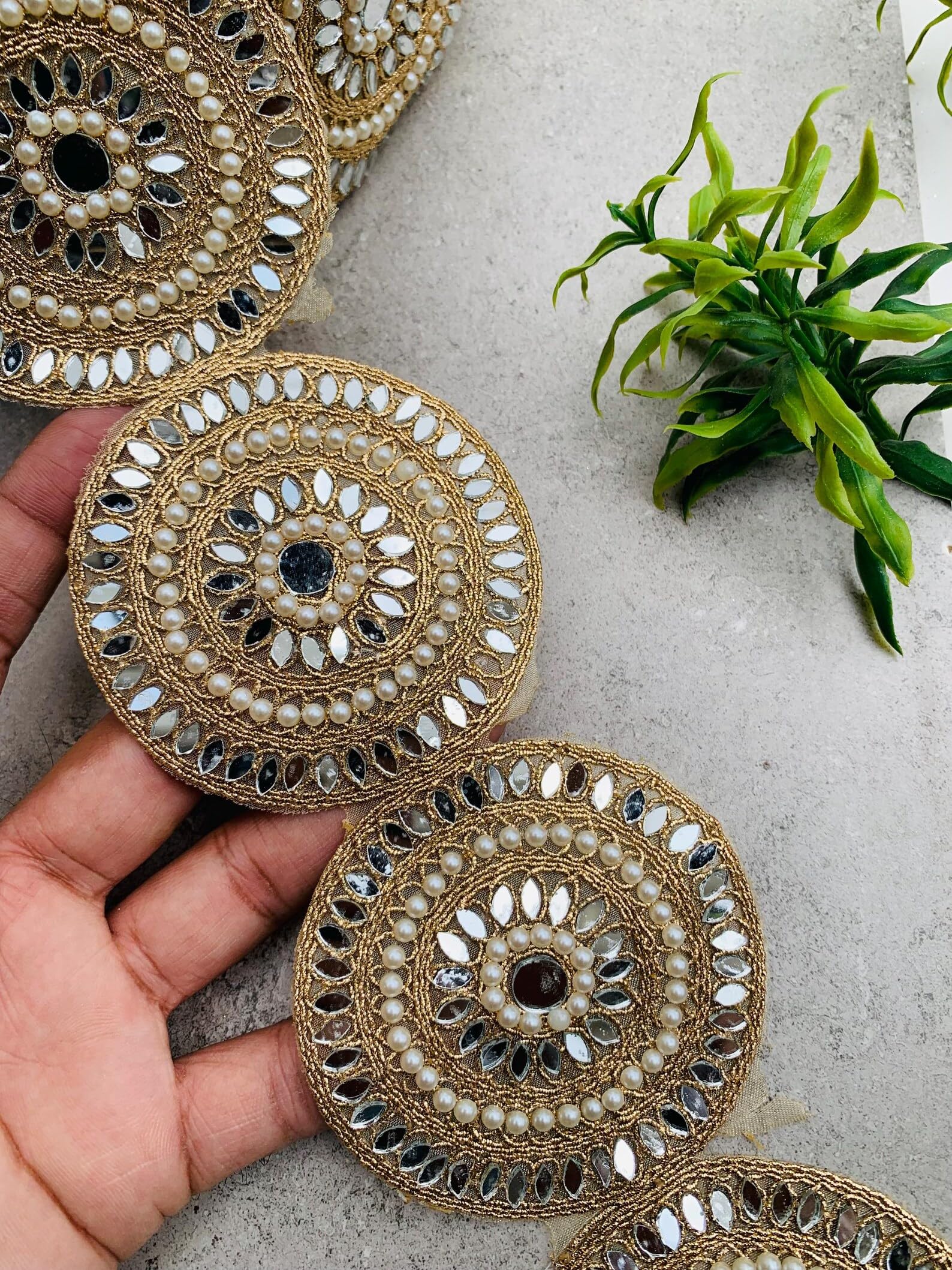 Passamaneria in pizzo smerlato dorato con perle – Bordo decorativo per sari, abiti, tende, artigianato fai da te – Bordo con paillettes con perline fatto a mano – Disponibile in 1, 3, 6