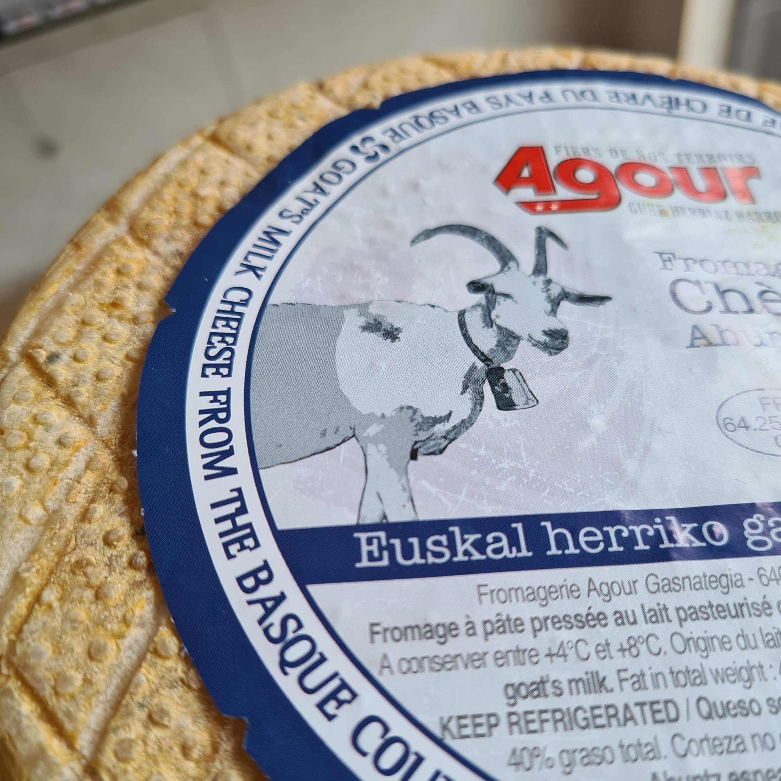 Queso de Cabra del País Vasco Frances - Peso Aproximado 3,1 Kilogramos - Elaborado por el respetado AGOUR, uno de los productores más laureados de todo el mundo en el World Cheese Awards