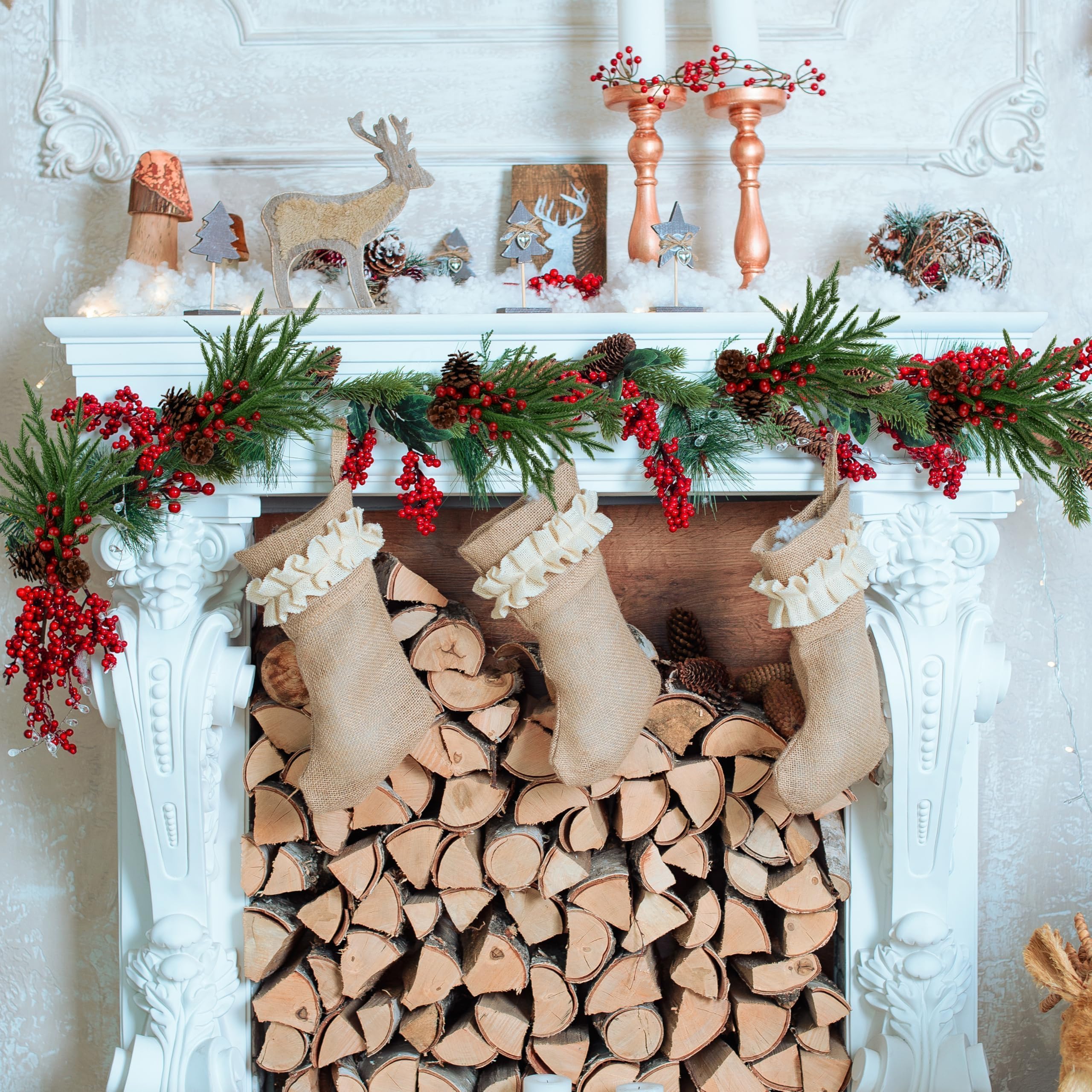 Künstliche Norfolk-Tannenzweige, künstliche grüne Tannenspieße mit roten Beerenstielen und Tannenzapfen, künstliche Tannenzapfen, Zweige für Weihnachten, drinnen und draußen, Heimdekoration, 6 Stück