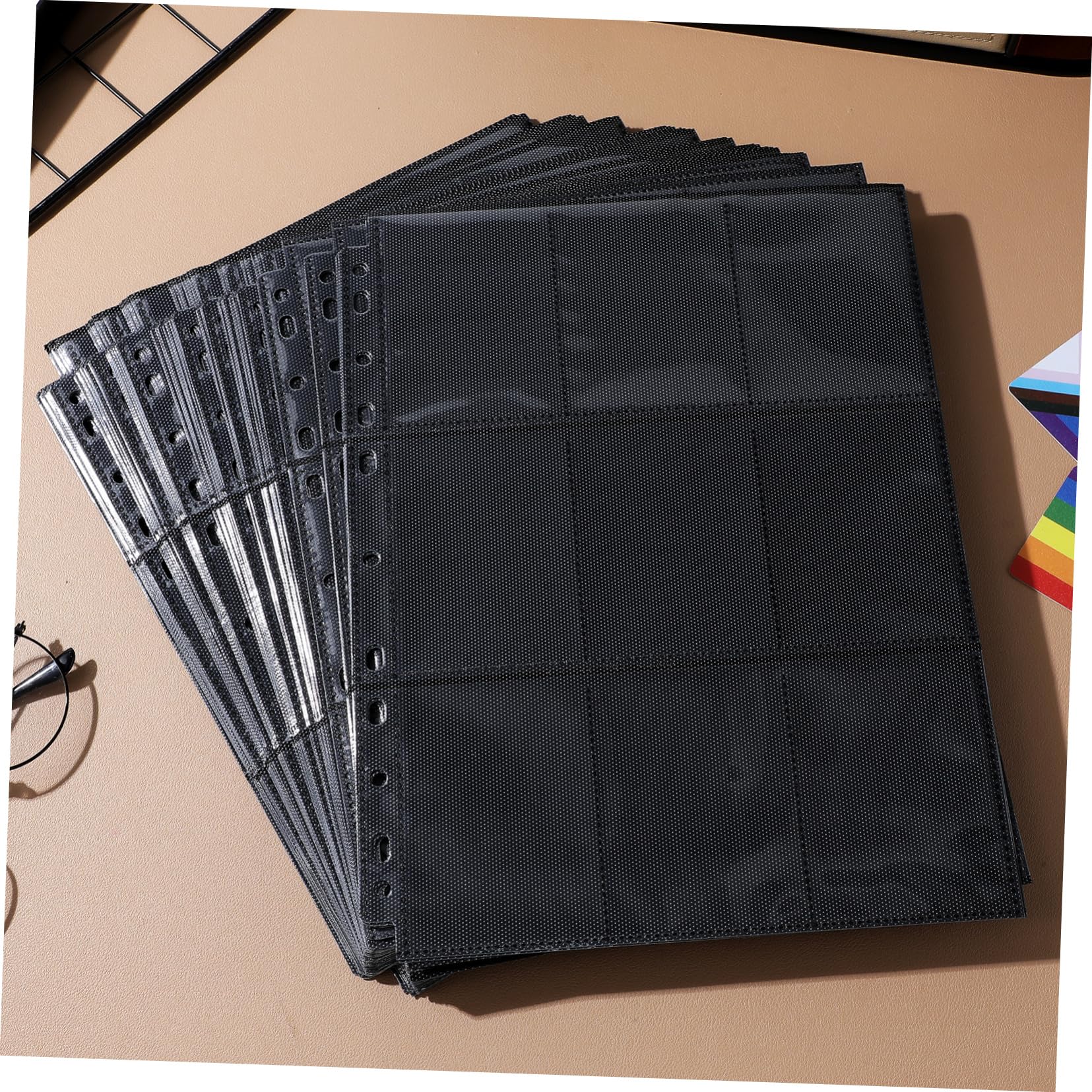Fogli per Raccoglitore Carte Collezionabili 50 Fogli Nero Pp | 11 Fori, 9 Scomparti per Lato e 18 Totali, Inserimento Laterale, Formato Compatto per Carte Gioco