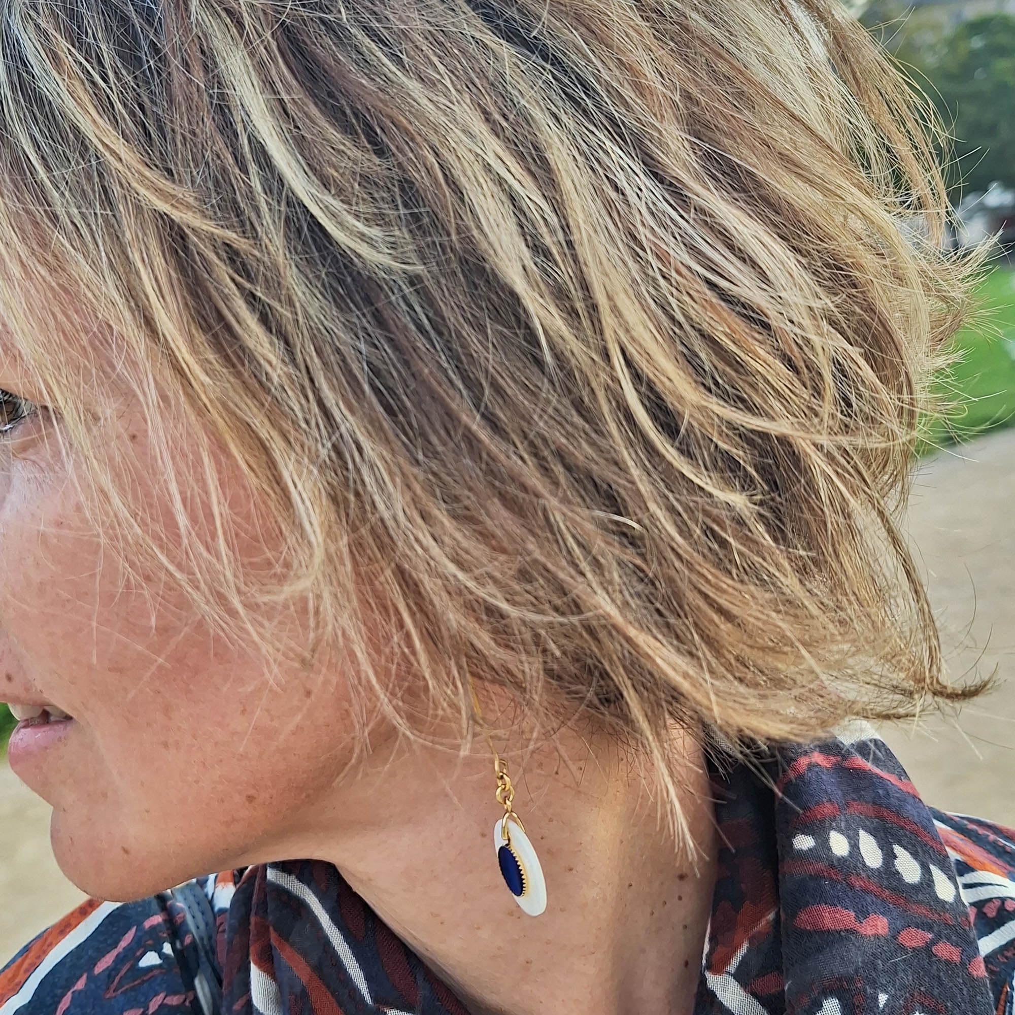 Orecchini in madreperla resina ottone oro 24 carati blu bianco