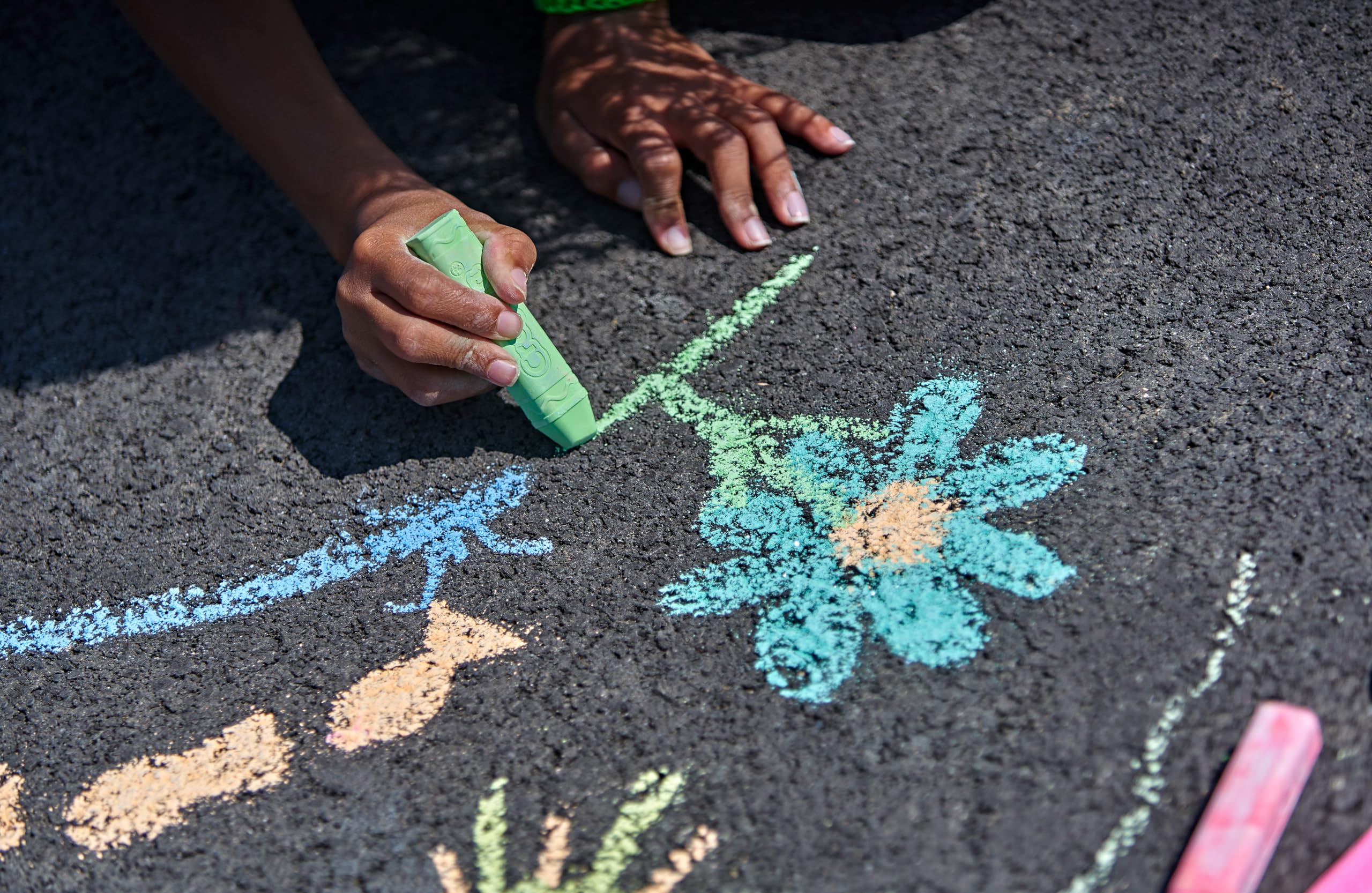 CRAYOLA — Tizas de Colores Tamaño Maxi para Dibujar en Asfalto, Colores Variados, Set de 64 Unidades, No Tóxico, Apto para Niños a Partir de 4 Años