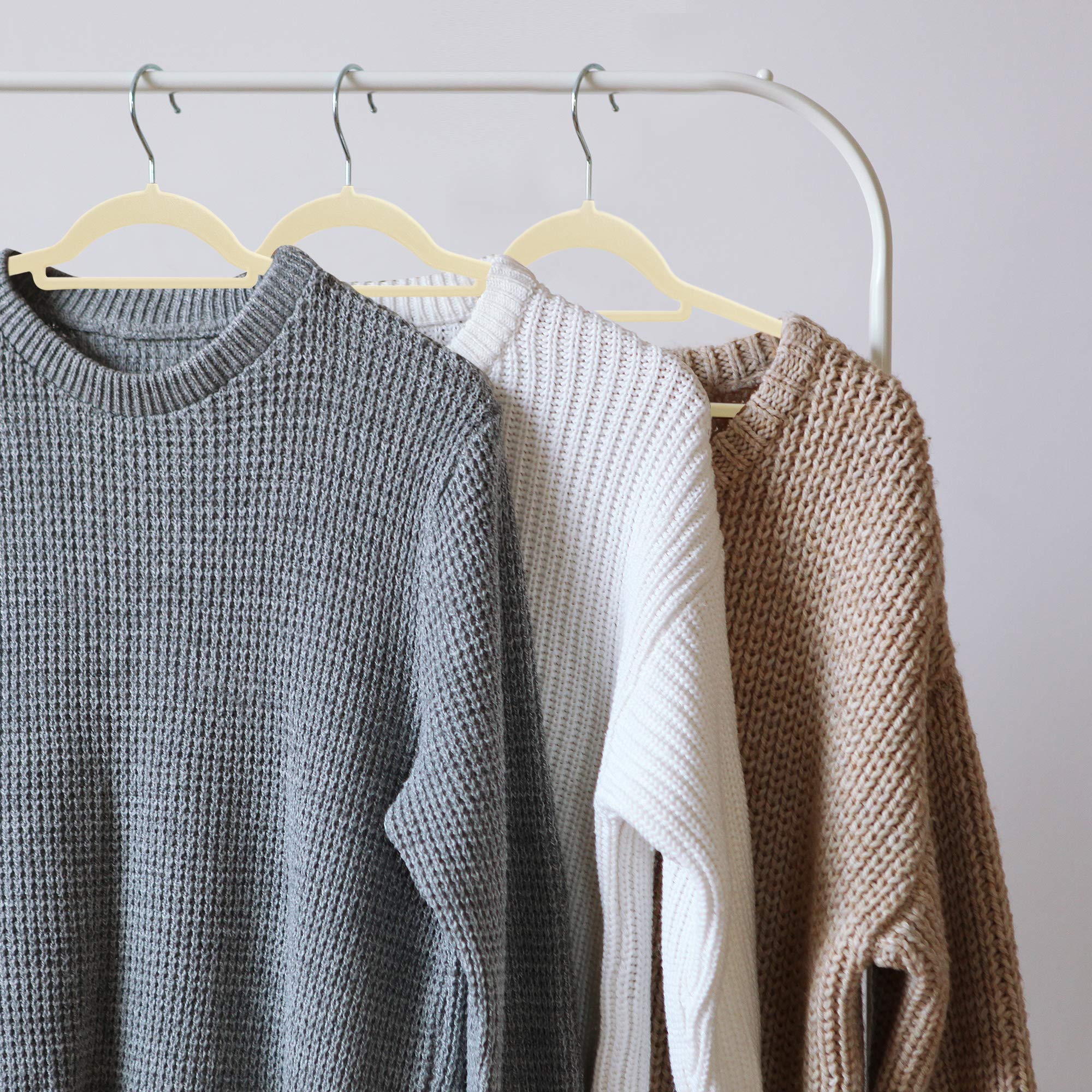 Utopia Home Grucce in Velluto Antiscivolo – Appendini Resistenti con Fermacravatte, Salvaspazio e Ultra Sottili, Ideali per Giacche, Cappotti e Maglioni (Avorio, Set da 50)