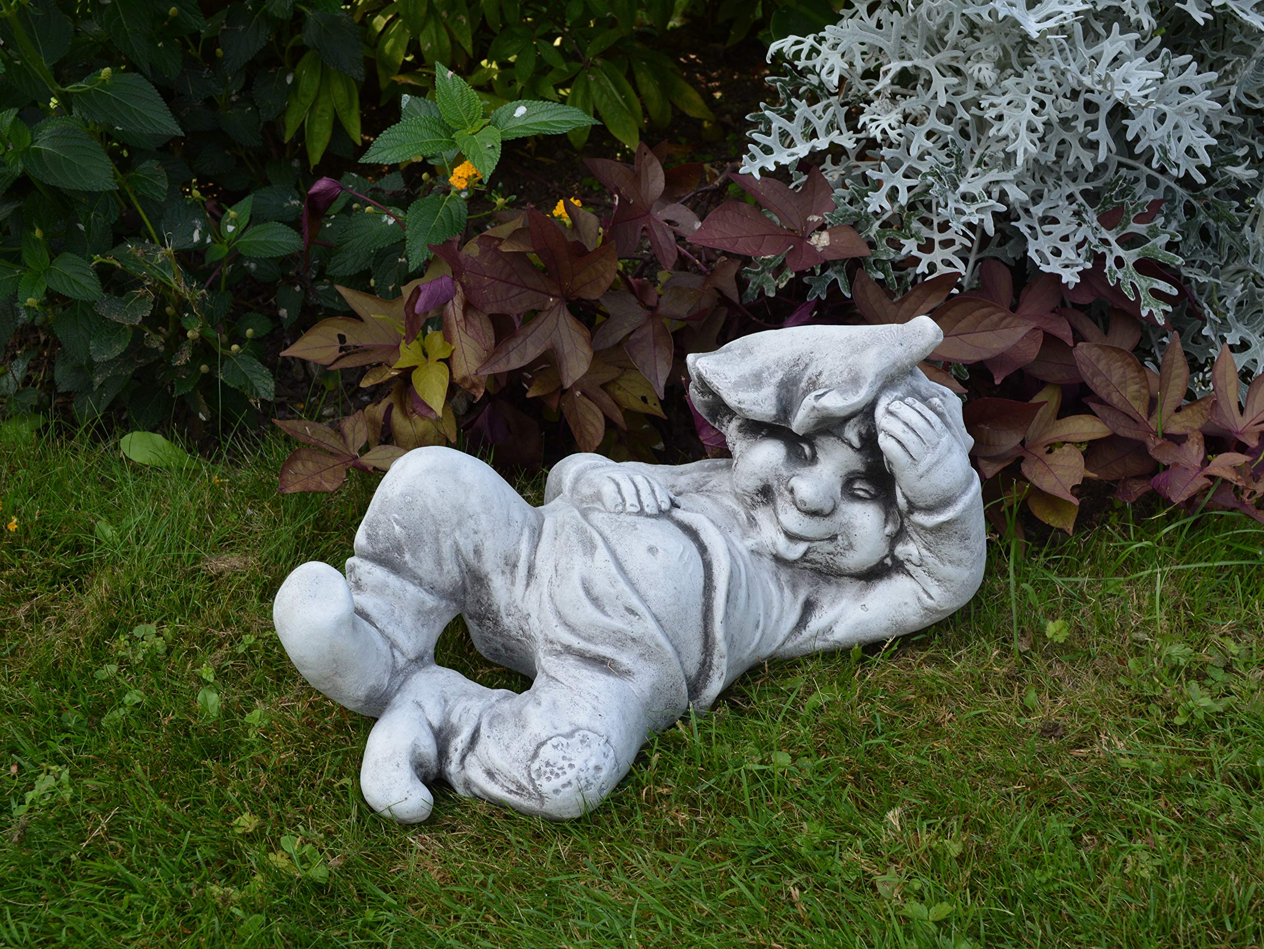 gartendekoparadies.de Gnom Faulpelz, Steinfigur Wichtel, H. 26 cm, 11 kg, Grau, frostsicher aus Steinguss für Außenbereich