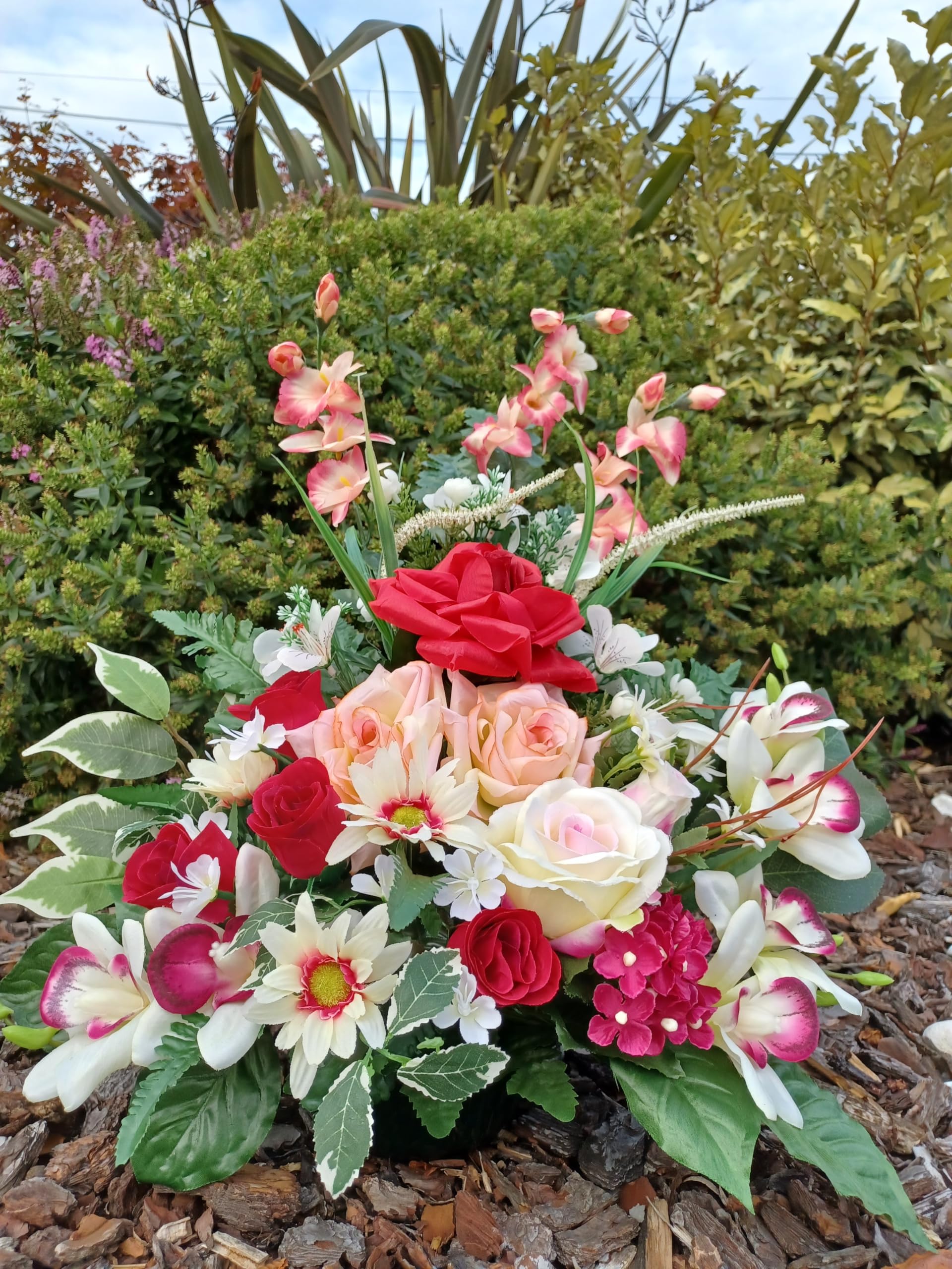 Roselynexpress Composition de Fleurs Artificielles Lesté Ciment pour Une Parfaite Tenue à L' extérieur, Pot en Forme de Charlotte. Réalisé par Nos Soins, Feurs de Très Bonne Qualité