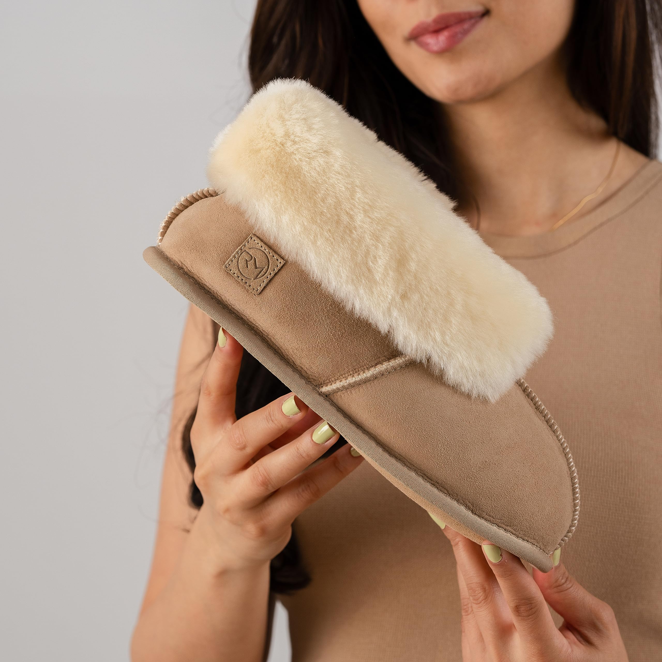 Rohn Moden Lammfell Hausschuhe für Damen und Herren – Chalet – Warme Hausschuhe mit Schaffell & weicher Ledersohle – Winter Pantoffeln für zuhause – Slipper gefüttert - Braun Grau