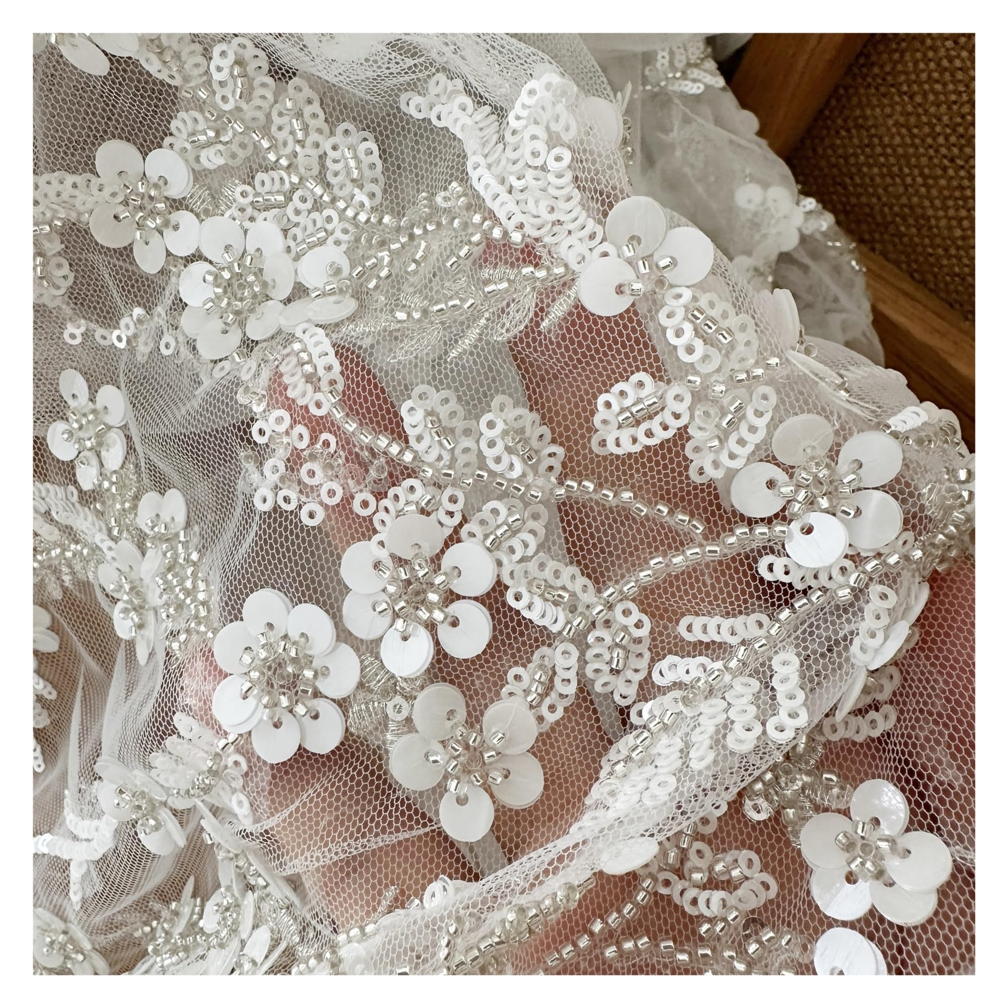 Tissu en dentelle perlée pour donner vie à la robe de mariée de vos rêves les plus fous