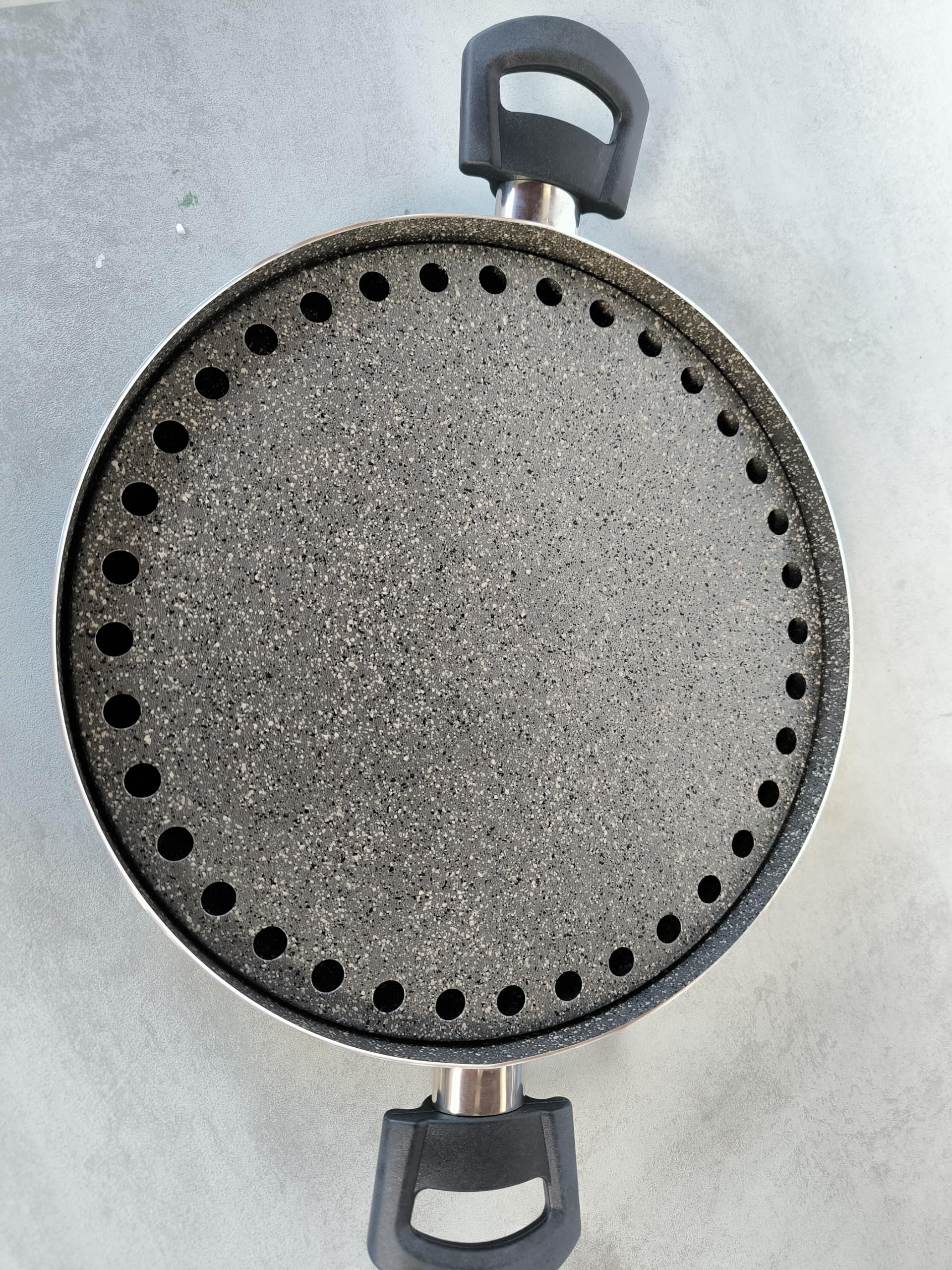 GRILL - PADELLA 2 MANICI Made in Italy, 32 cm. Cottura salutare grazie al sistema che permette di cuocere e scolare i grassi tramite i fori, nell'acqua sottostante. Antiaderente rinforzato.