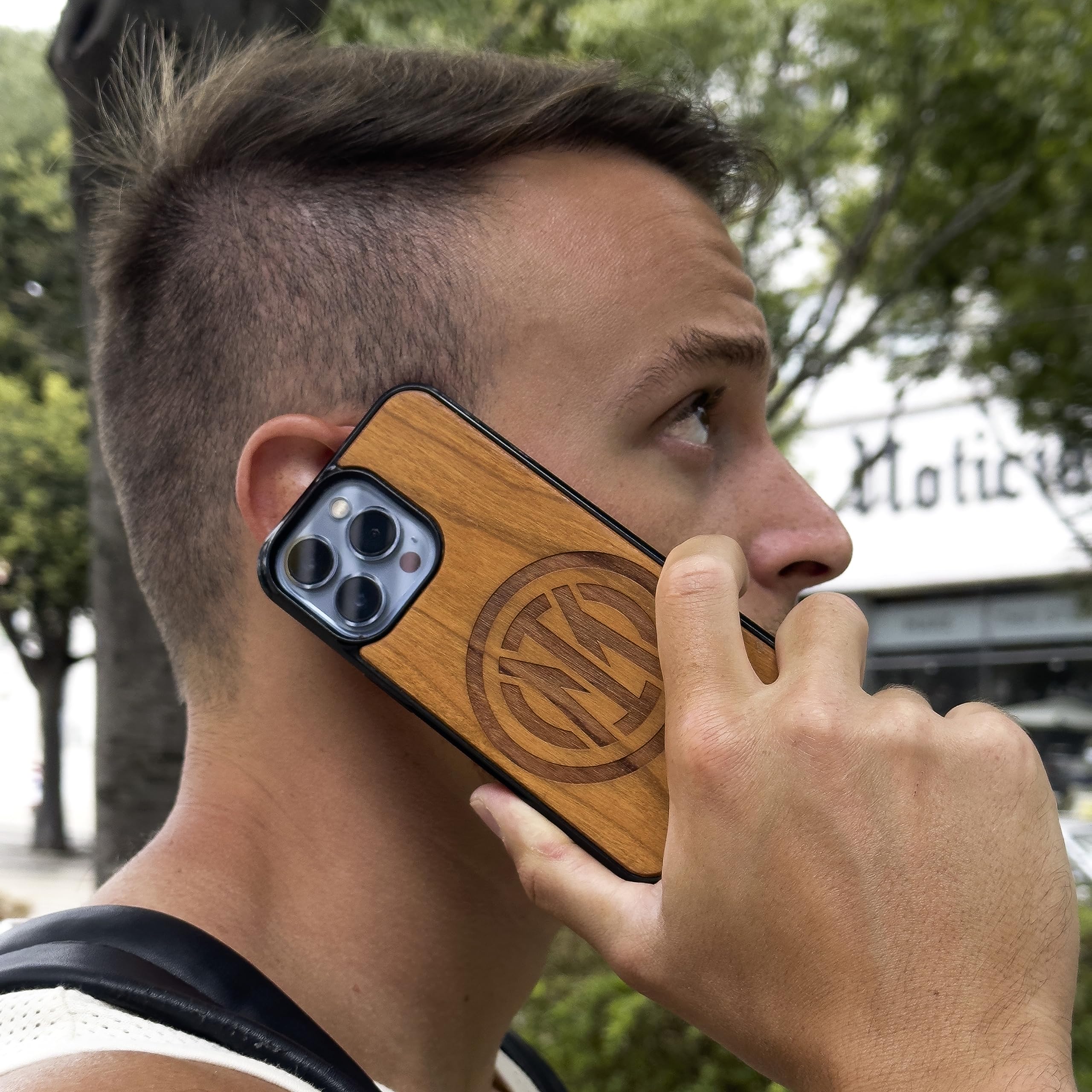 Iconic Puzzles, Inter Cover Ufficiale in Legno 100% sostenibile, compatibile con iPhone 15 Pro, Resistente, Idea Regalo