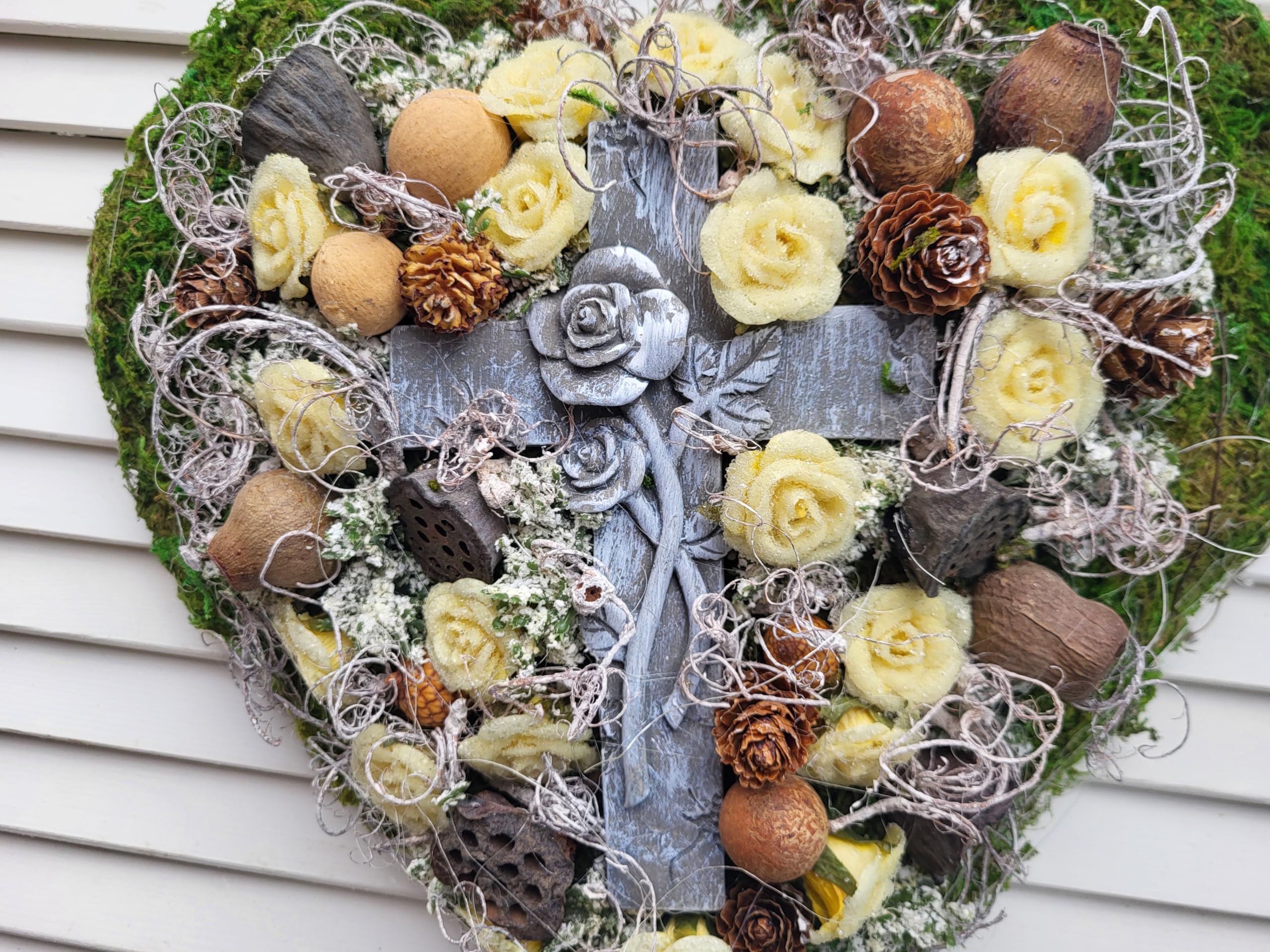 Grabgesteck Grabschmuck Grabaufleger Moosherz Grabherz Trauerherz Grab Herz Gesteck Rosen mit Kreuz
