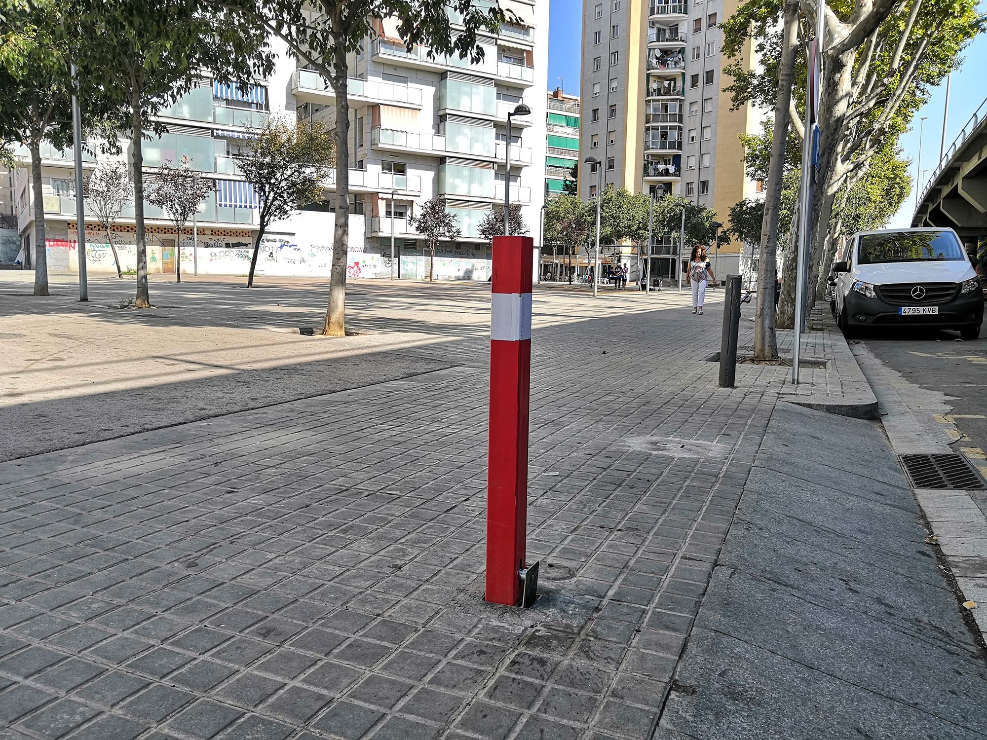 PAL | Bolardo desmontable de hierro. Bolardo extraíble roja y blanca con cerradura y llave universal (1- Bolardo)