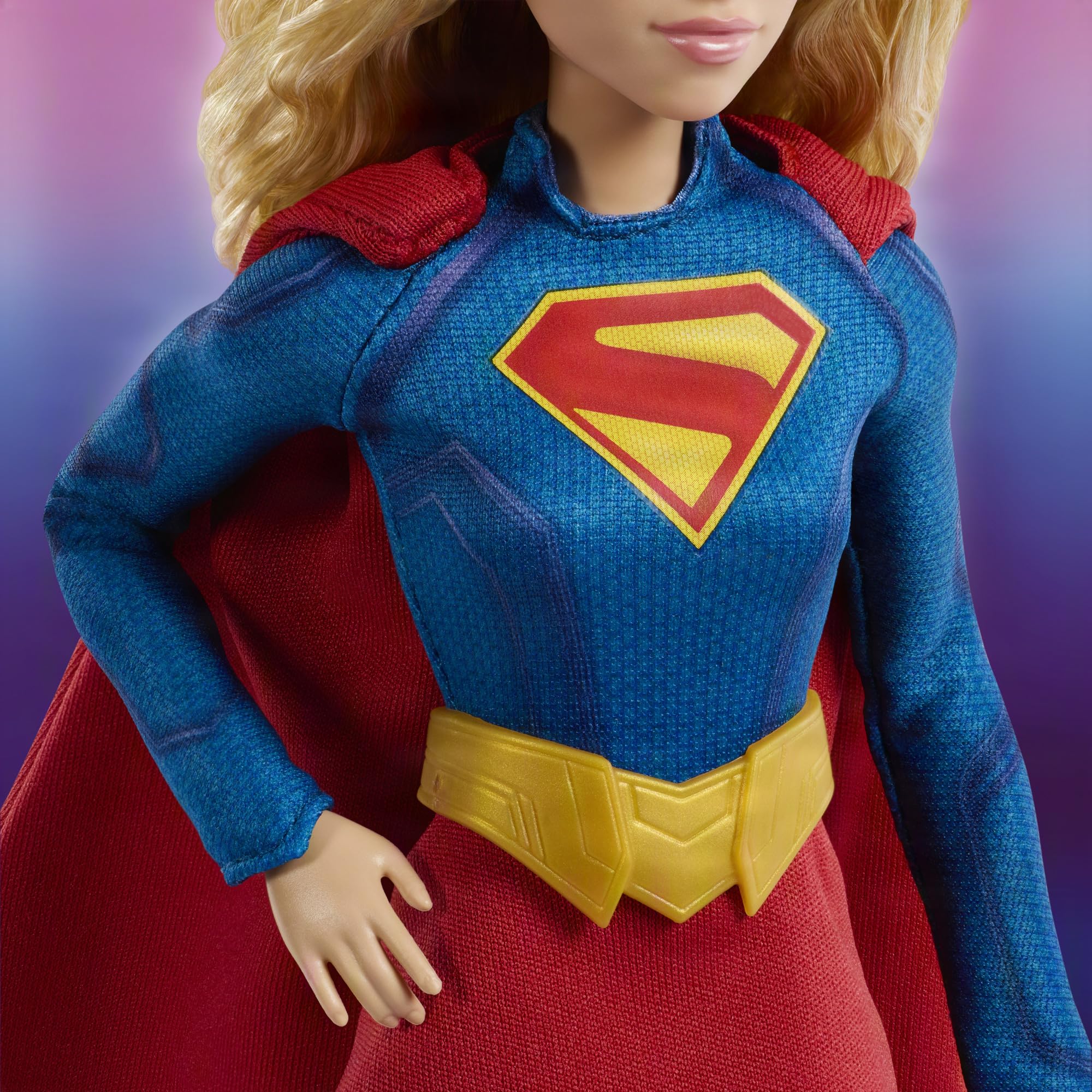 Barbie Signature Lalka DC Supergirl, blondynka w kostiumie superbohaterki i pelerynie, kolekcjonerska lalka w opakowaniu ekspozycyjnym ze stojakiem, JJY04