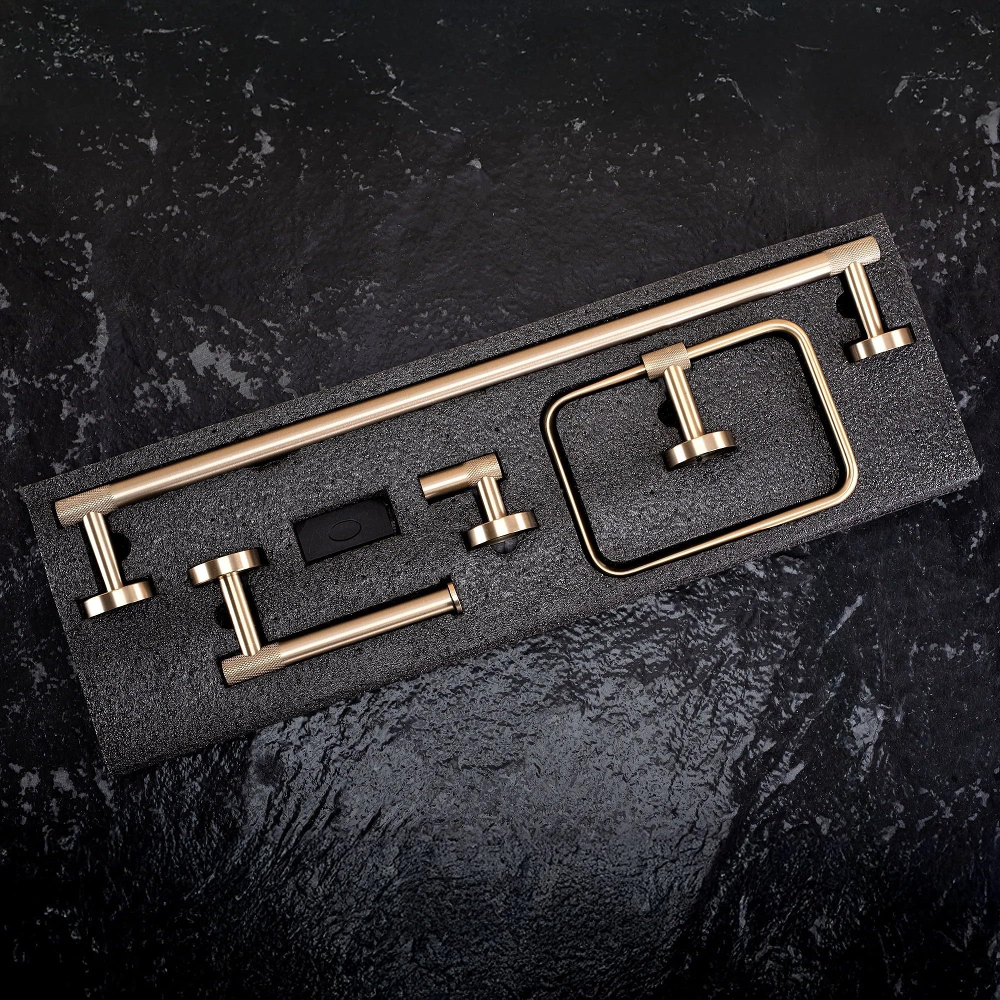 Rea - Juego de Perchas de baño Grid 4 Piezas - Oro Cepillado - Metal - 60 x 8,5 x 5 cm