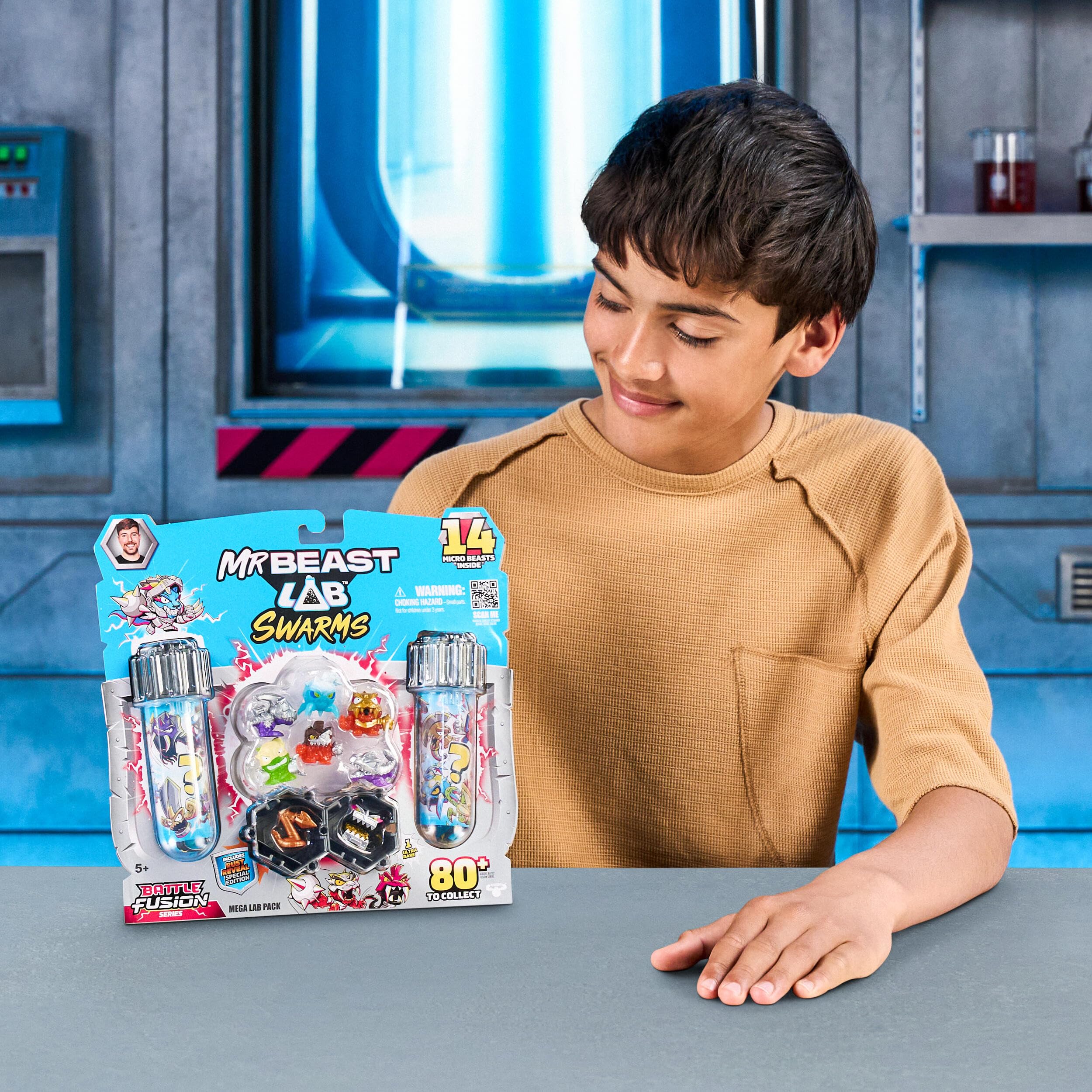MrBeast Lab Swarms Battle Fusion Series Mega Lab Pack - Include 14 Micro Beasts con lancia serpente ultra rara, 80+ da raccogliere, adesivi e tappi Fusion impilabili per esposizione