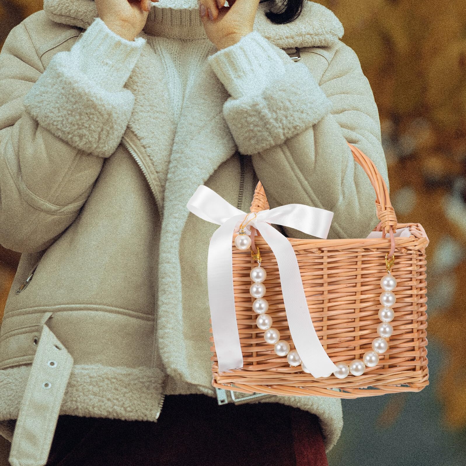 Handgefertigter Dekorativer Geflochtener Blumenkorb aus Weide mit Perlenkette und Schleifenband Elegante Geschenktasche für Hochzeitsfeiern und Partys