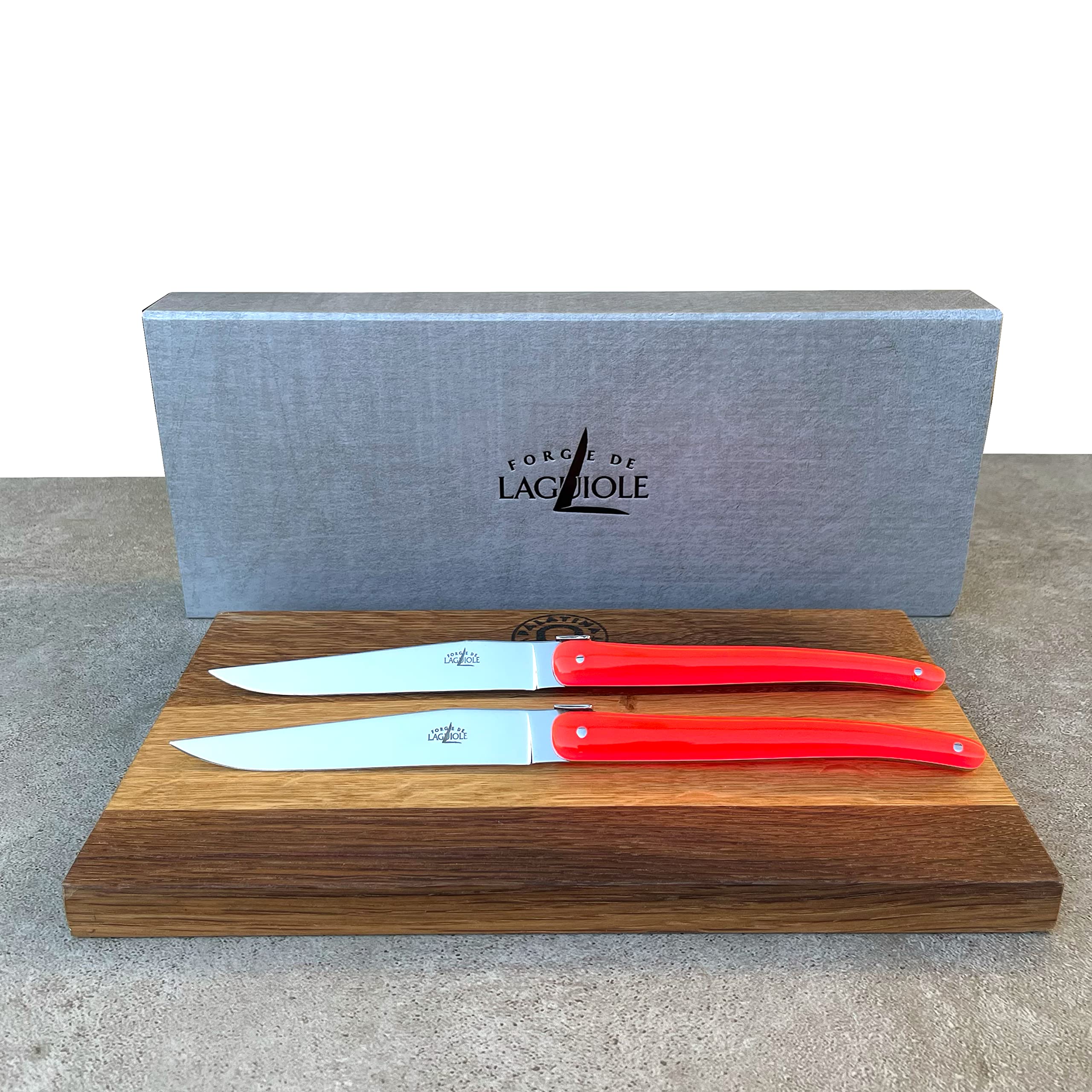 Forge de Laguiole - Juego de 2 cuchillos para carne (pulidos, mango acrílico, 30 x 18 cm), color rojo
