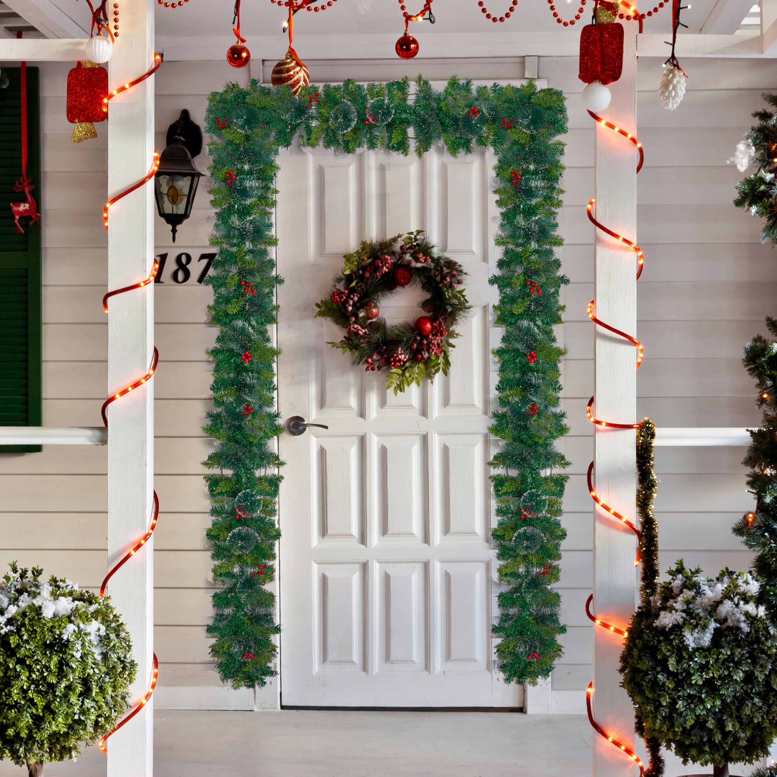 Joyin Künstliche Weihnachtsgirlande Carolina-Kiefer, 2,7 m x 25,4 cm Prelit Christmas Garland with 50 Warm White Lights & red Berries, Artificial Garland for Christmas Holiday Season Decorations