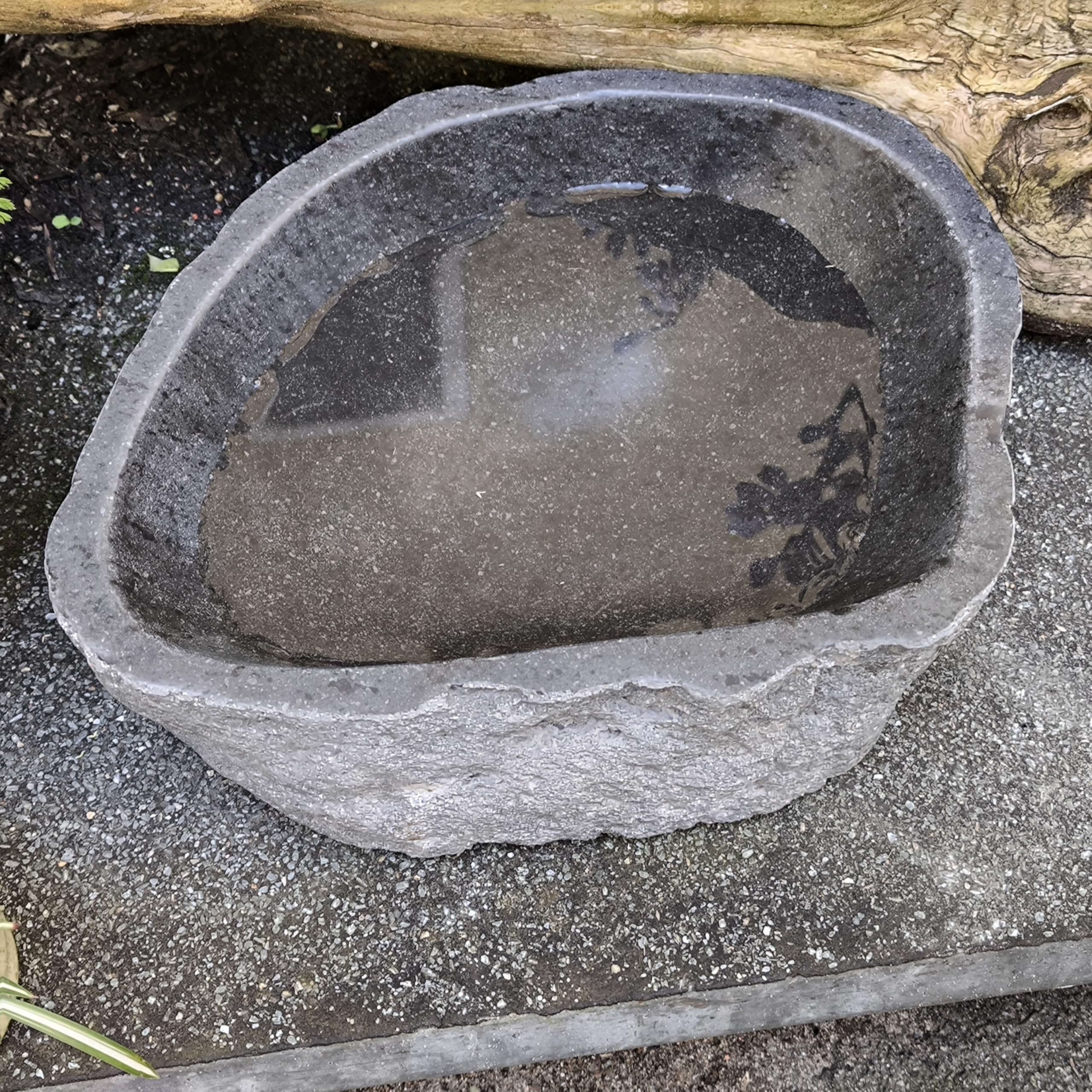 Steintrog Vogeltränke - Tier-Wassernapf aus Naturstein - Handgefertigte Schale - für Vögel, Hunde & Katzen - Frost- & Wetterfest - Garten Deko Wasserschale (Massiv)