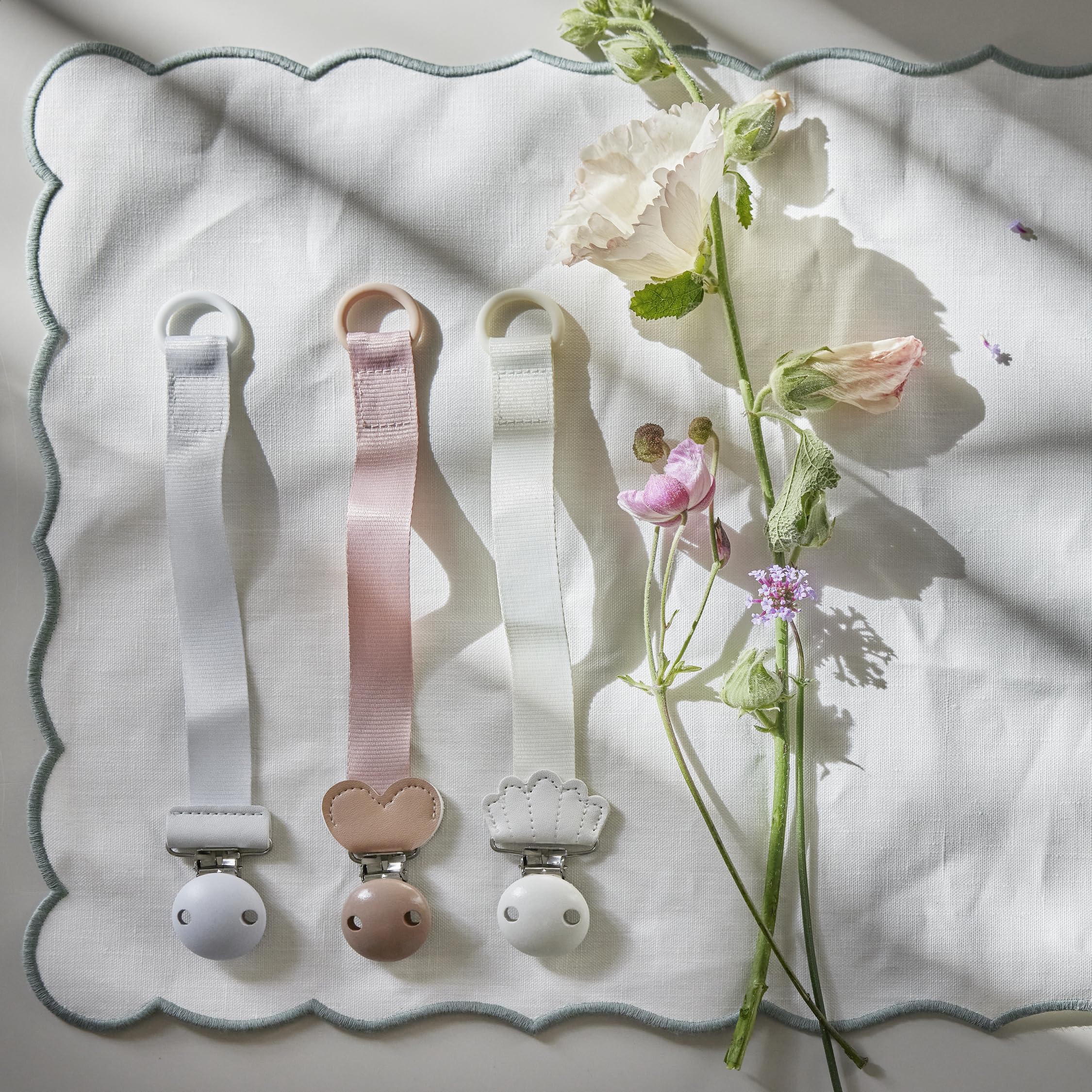 Elodie Details Catena portaciuccio e clip in legno Duo, anello universale in silicone, adatto a tutti i ciucci, design scandinavo - Vanilla White Binky Bloom/Vanlilla White Wood Clip
