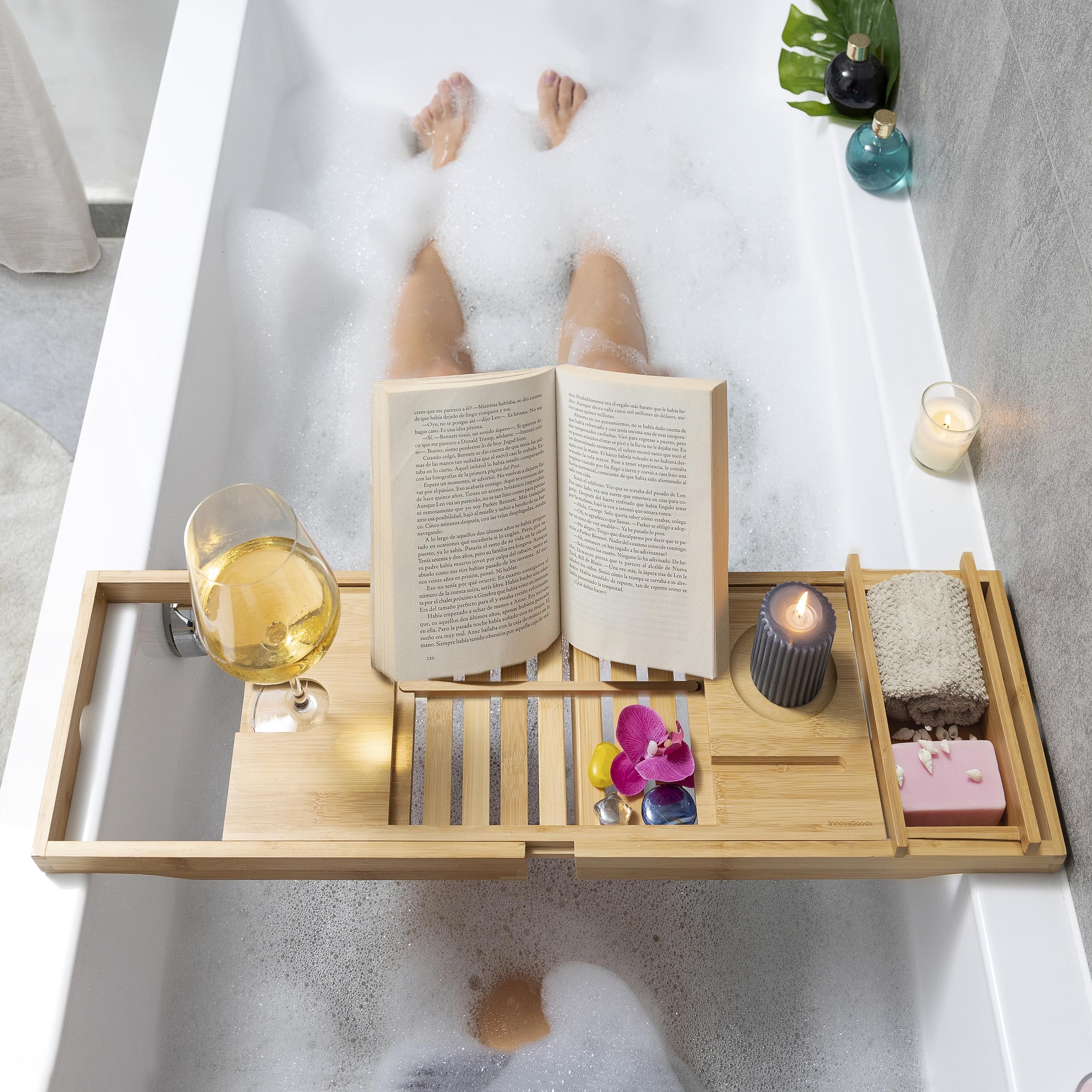 InnovaGoods® Bandeja bañera de Bambu, Bandeja baño Extensible 70-104 cm, Incluye Bandeja extraíble, Bandeja baño con Ranura de sujeción para Smartphone, Soporte para Copas y 3 Niveles de inclinación.