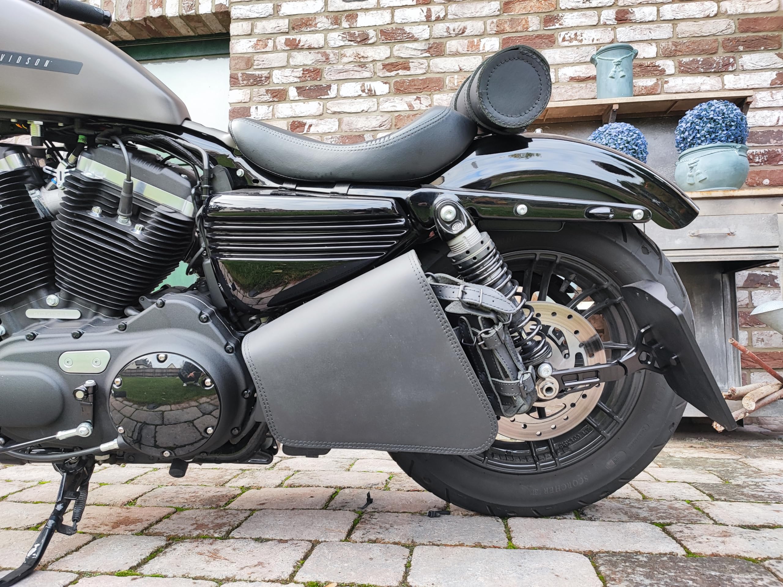 Clean Blackline Seitentasche kompatibel mit Linke Seite Schwingentasche Satteltasche Tasche Motorradtasche Motorrad Leder schwarz Bobber HD Custom Chopper schwarz Biker neu