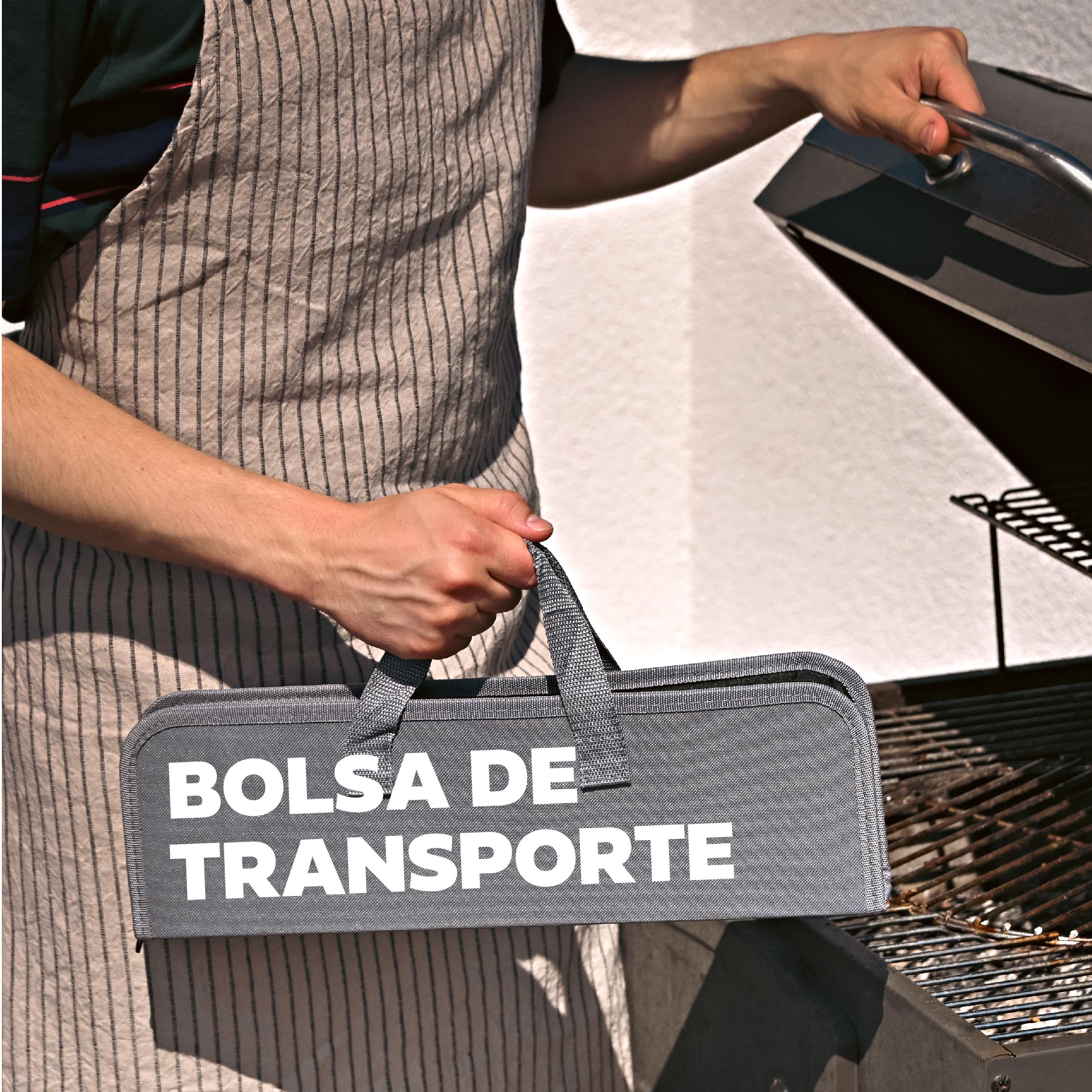 Praknu Accesorios Barbacoa 4 Piezas – Kit BBQ con Bolsa de Transporte – Utensilios Barbacoa de Acero INOX y Madera – Kit Regalo Hombre para Exteriores – Espátula, Tenedor, Cepillo y Pinzas Barbacoa