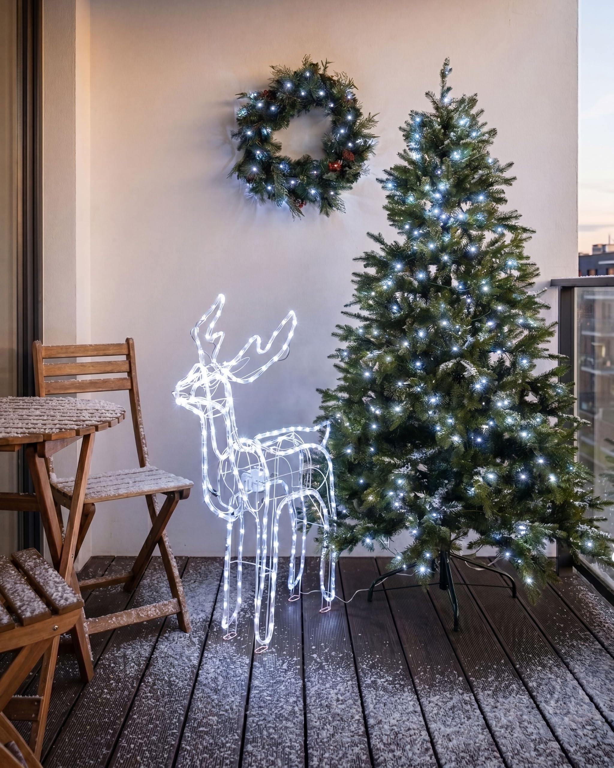 Beliani Outdoor Weihnachtsbeleuchtung LED Metall Rentier bewegbarer Kopf weiß Innnes